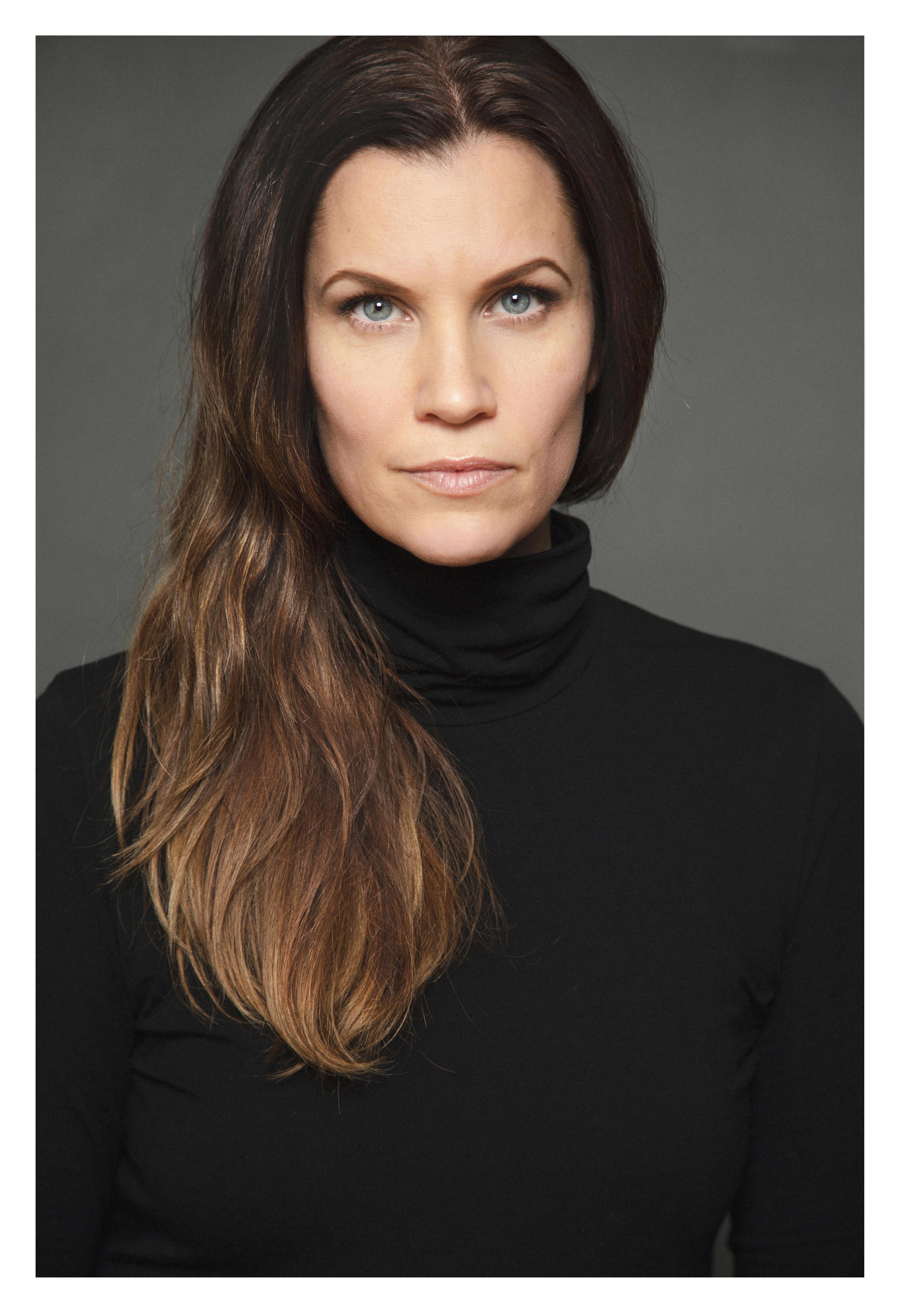 actor Frida Farrell large photo