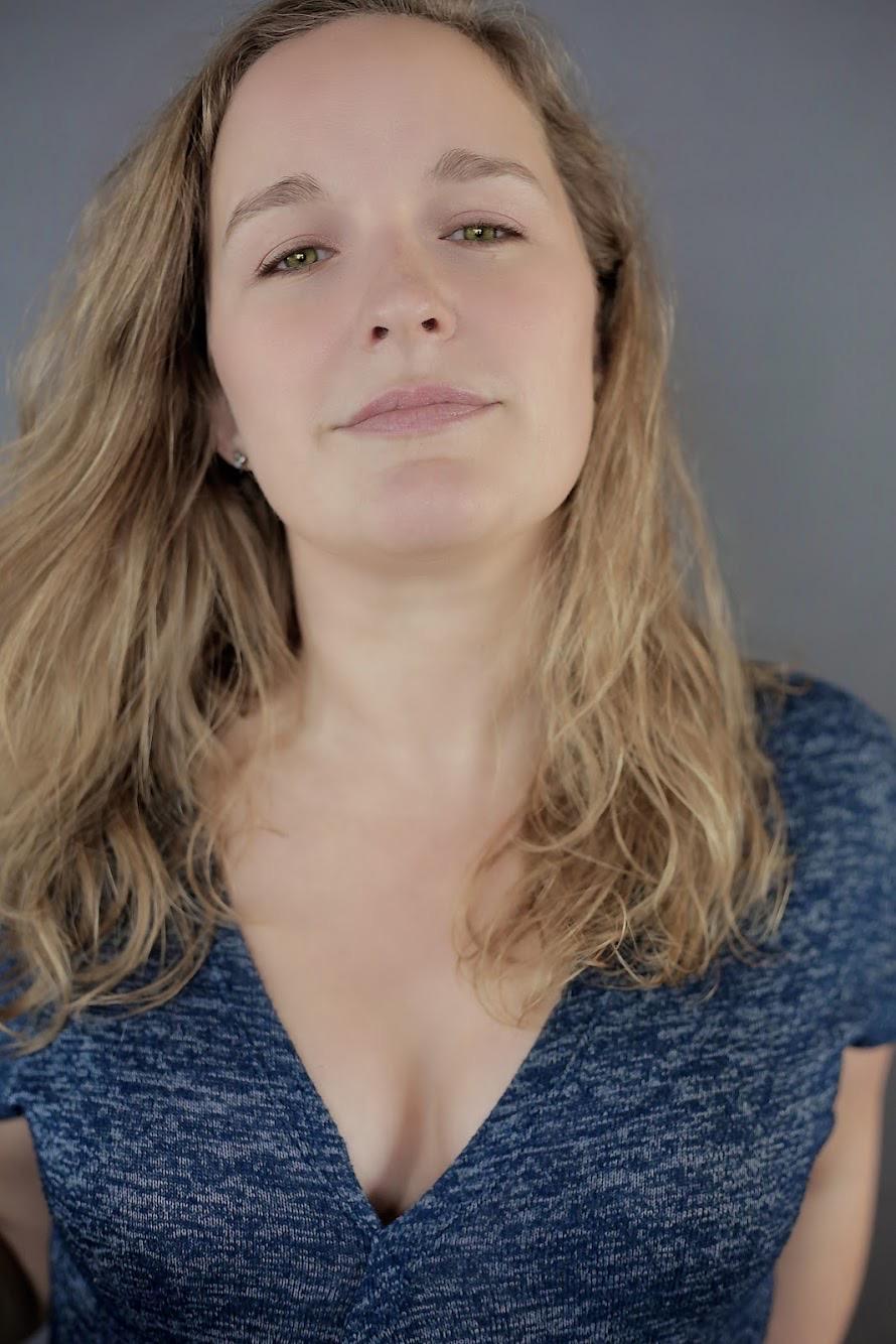 actor Laura Strugar large photo