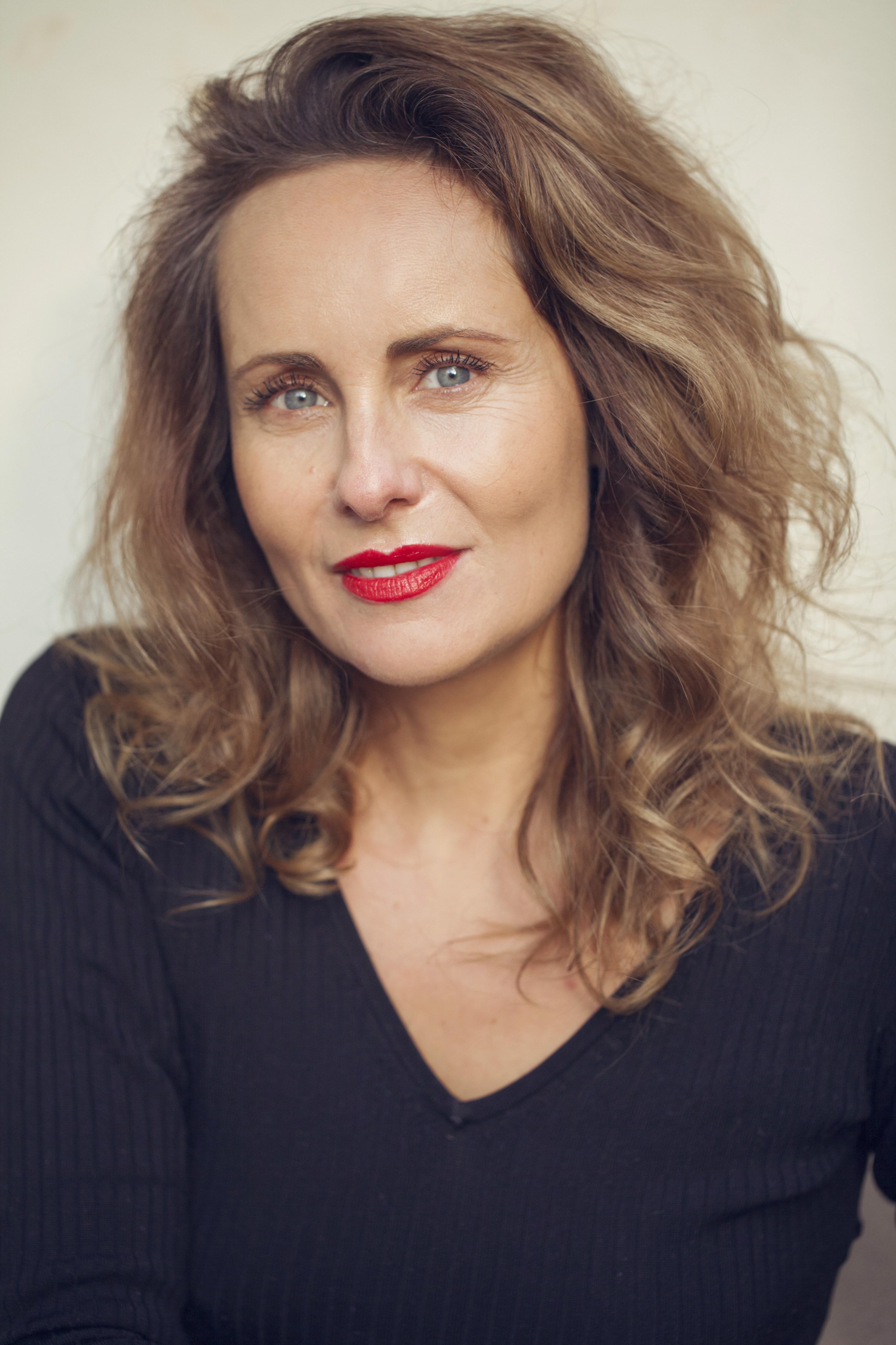 actor Elisabeth Duda large photo