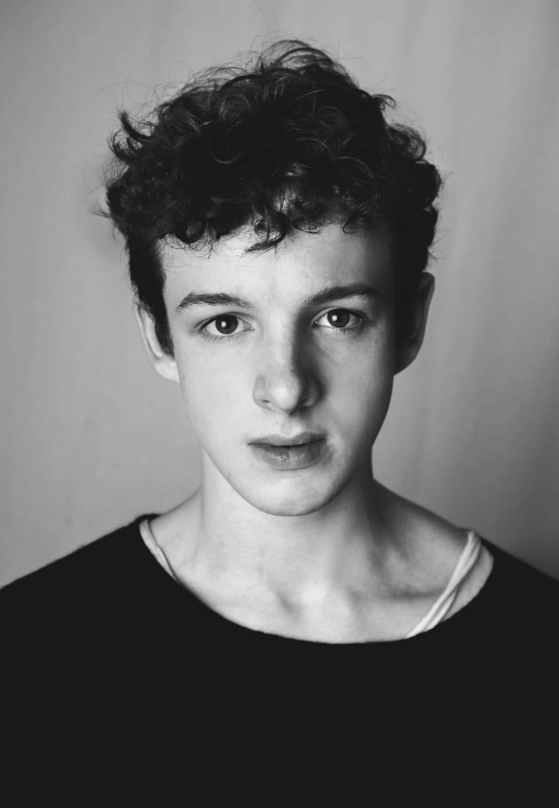 actor Louis Hynes large photo