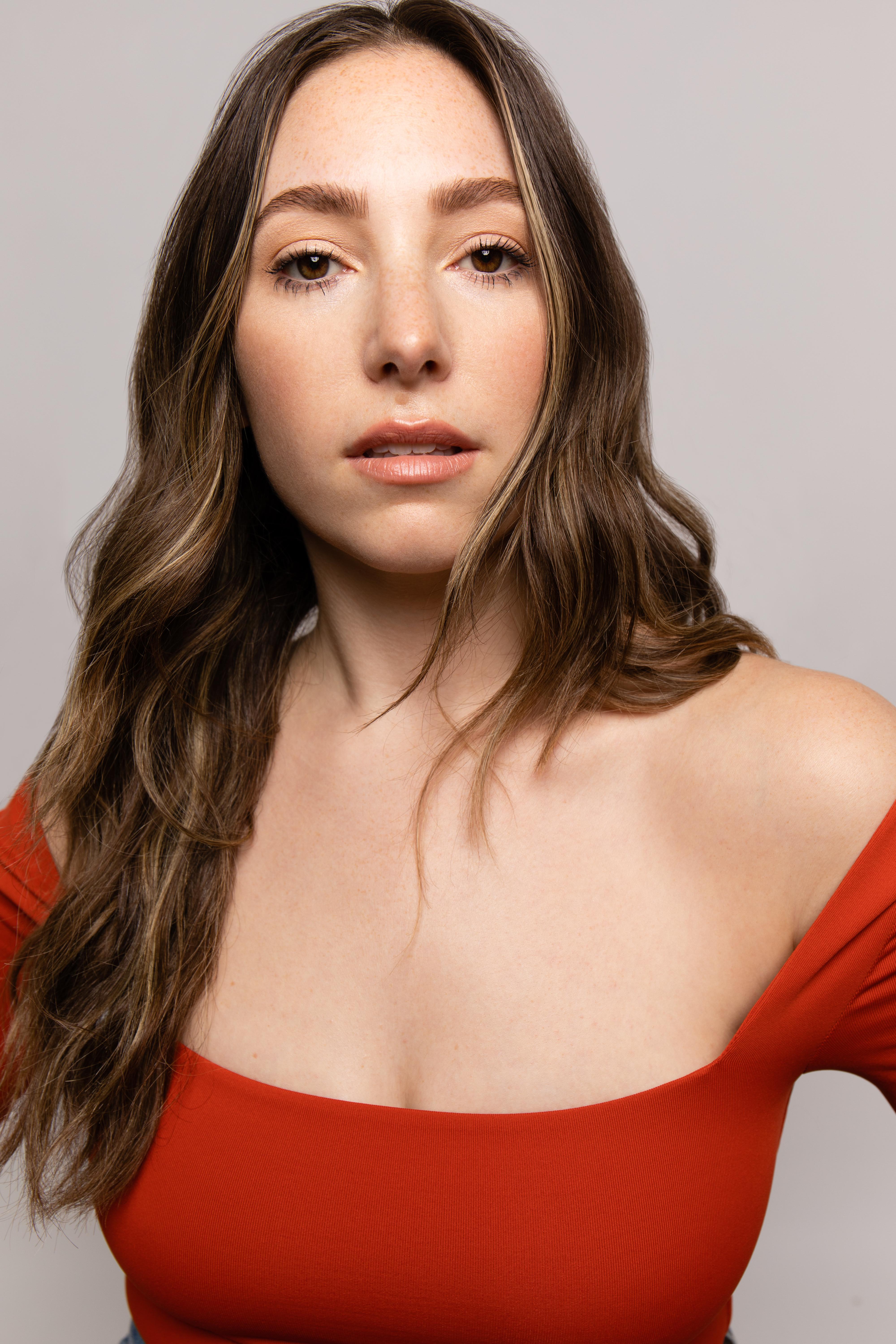 actor Hannah Brown large photo