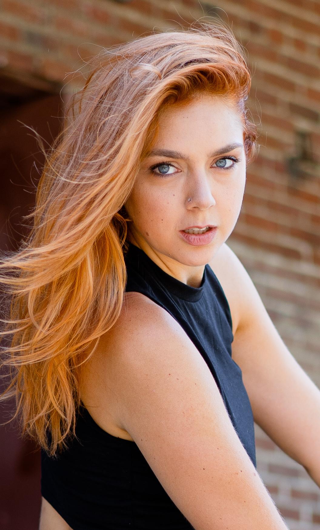 actor Lauren Faulkner large photo