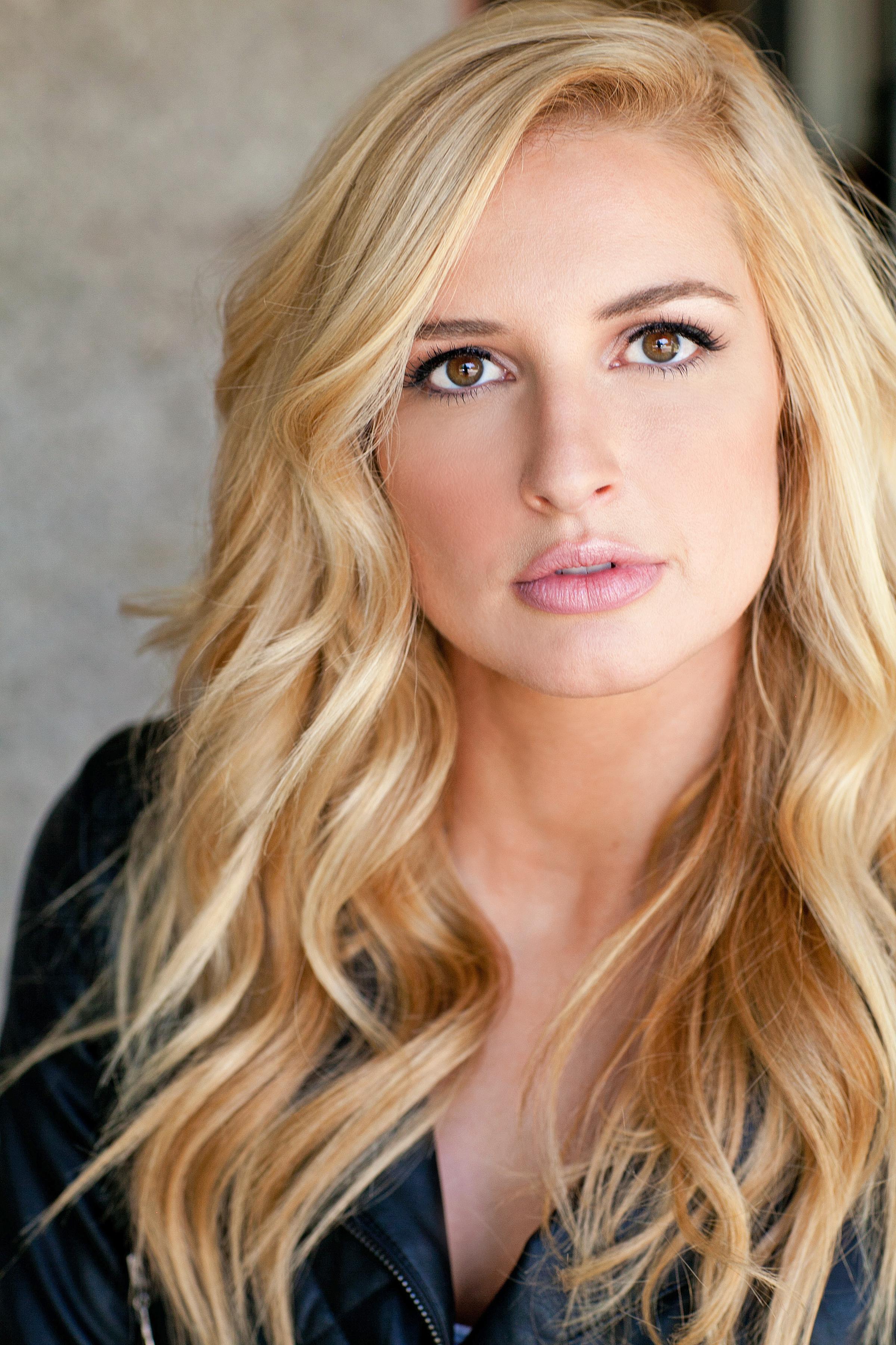 actor Amy Holt large photo