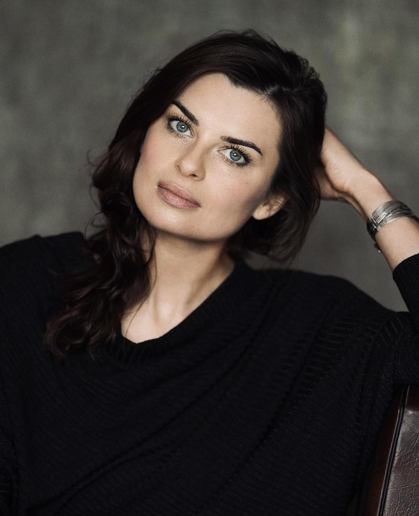 actor Rebekah Wainwright large photo