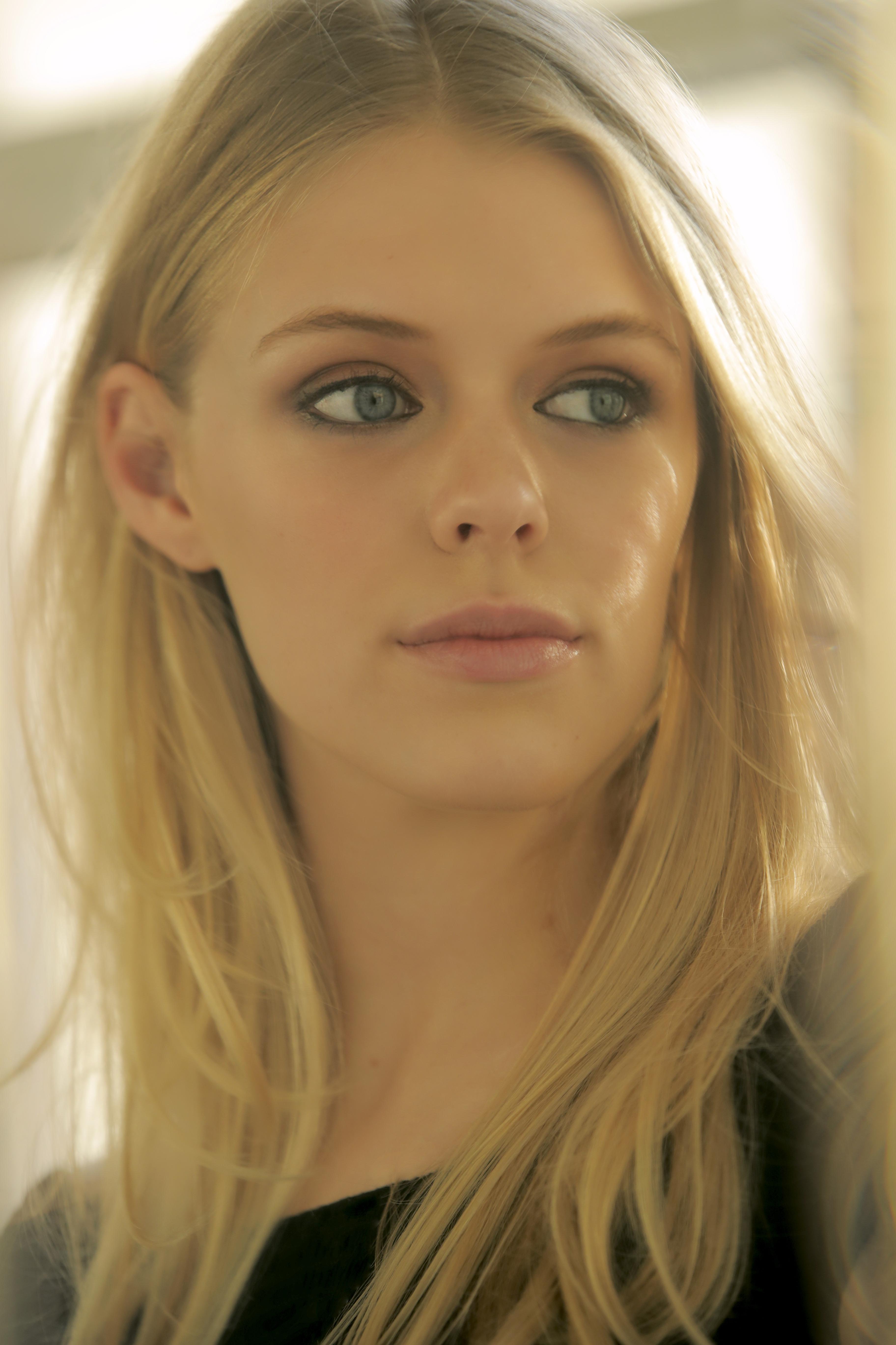 actor Victoria Zeutzius large photo