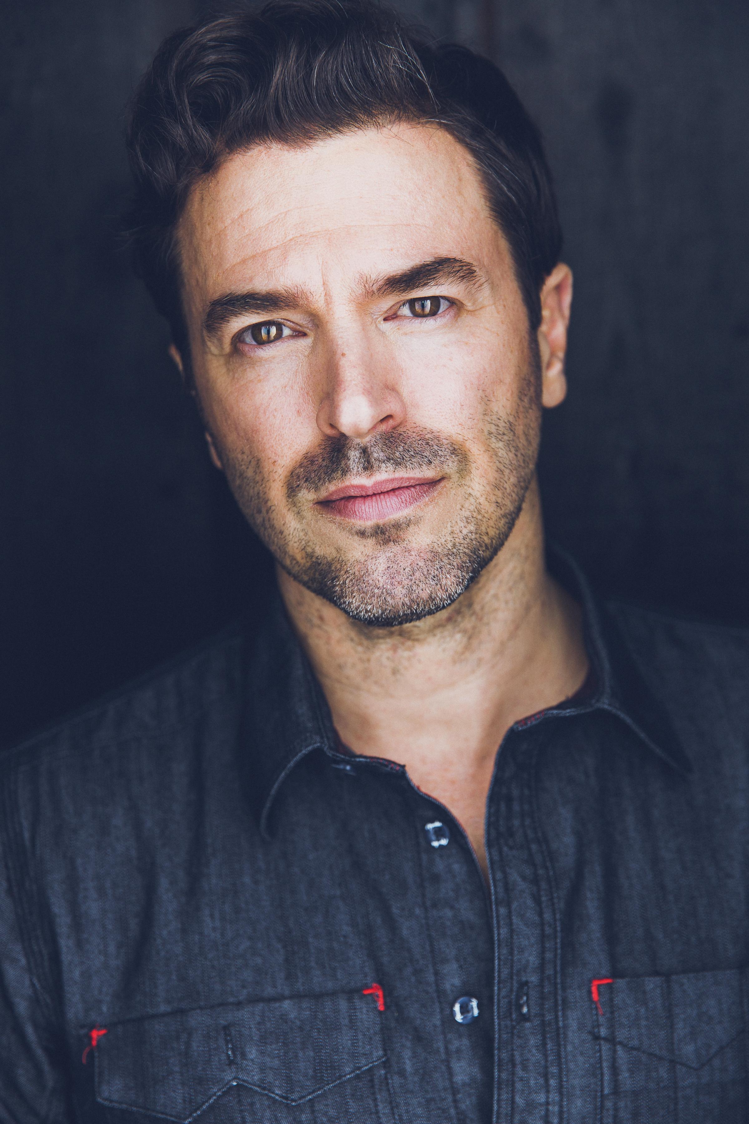 actor Derek Roché large photo