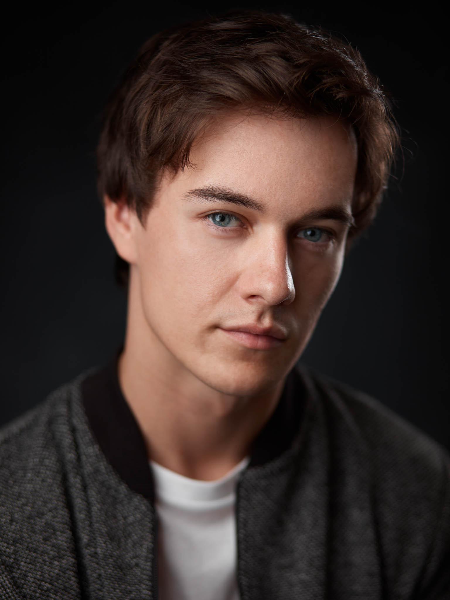 actor Karl Hughes large photo