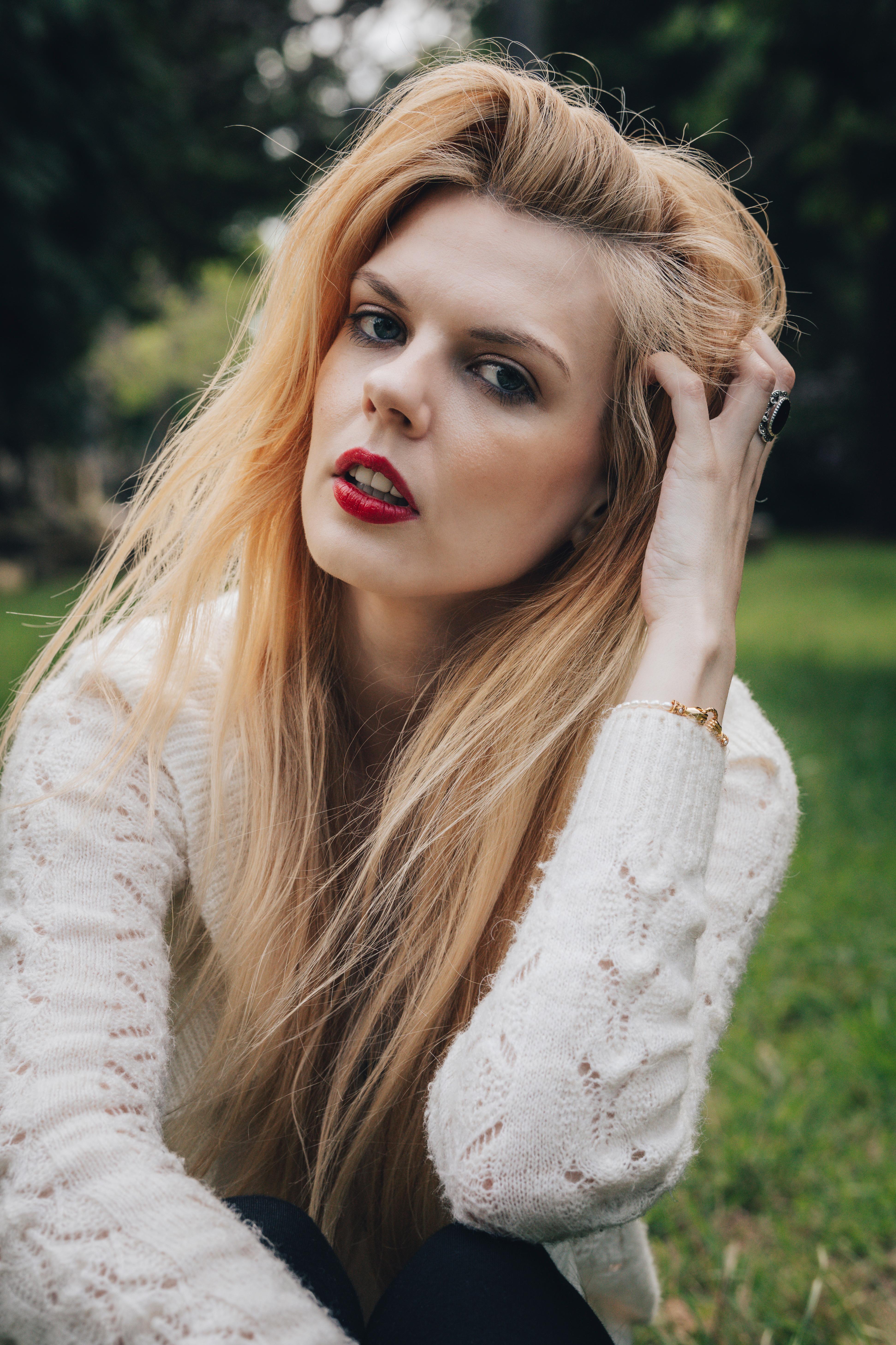 actor Ayvianna Snow large photo