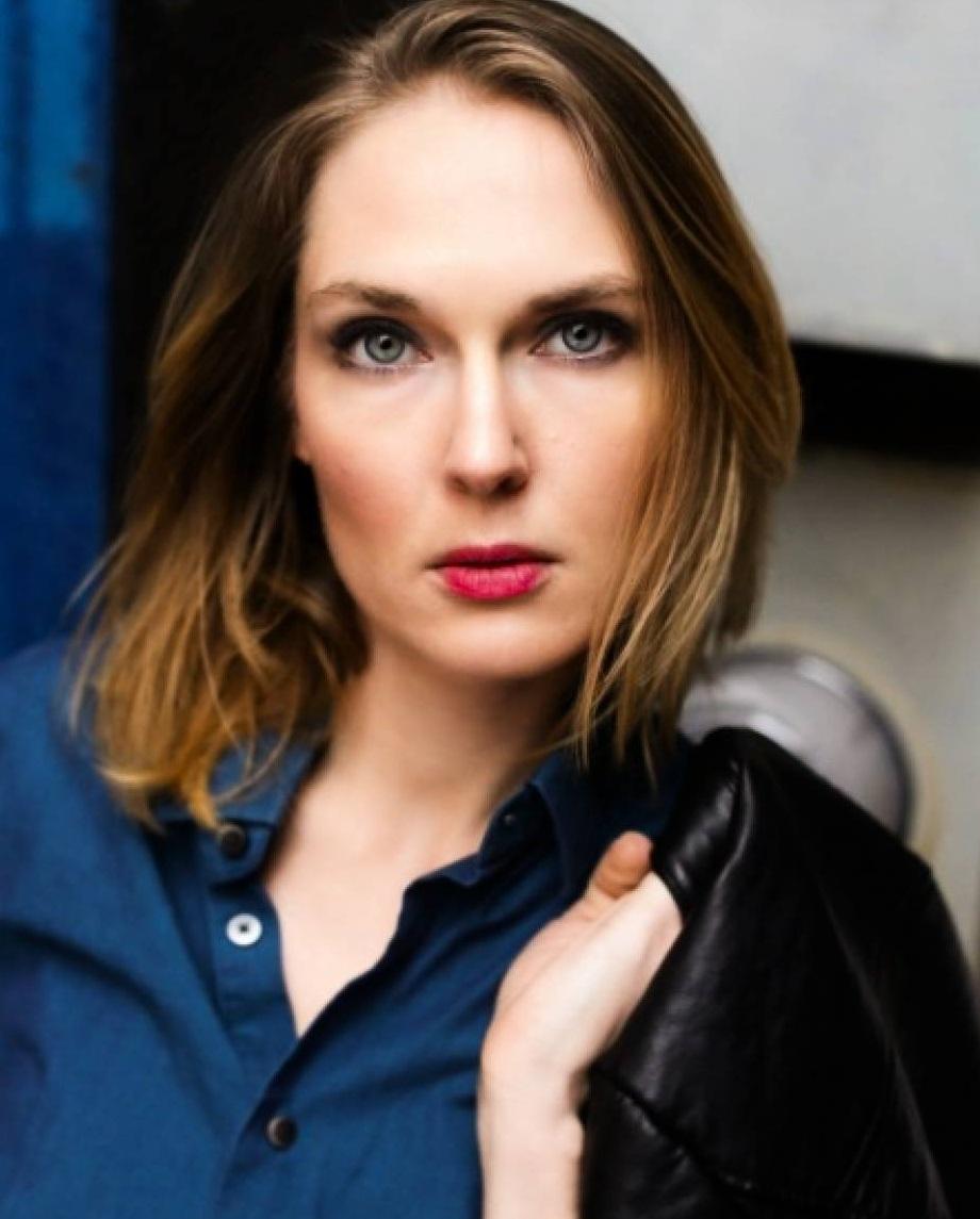 actor Laura Henderson large photo