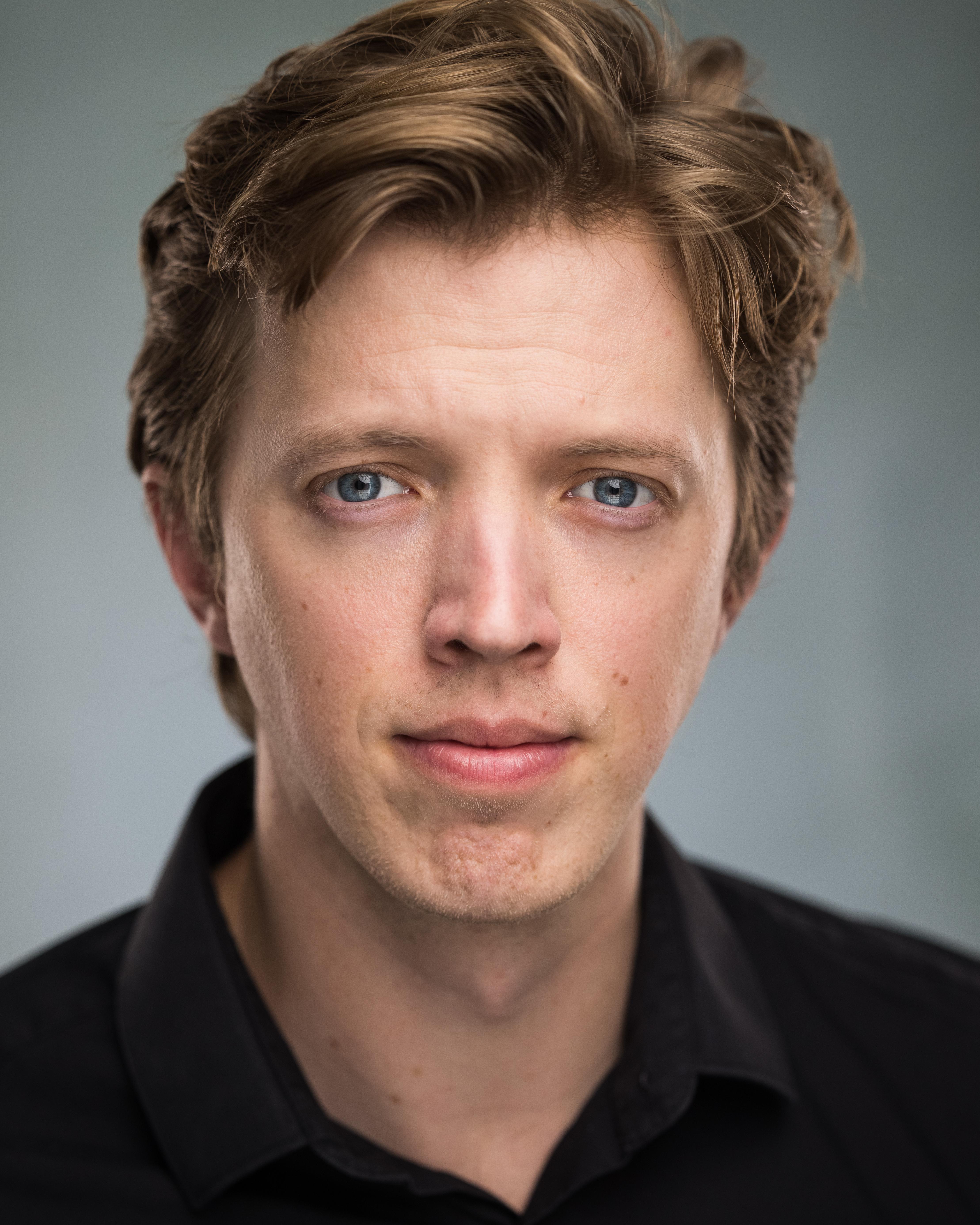 actor Eric James Gravolin large photo