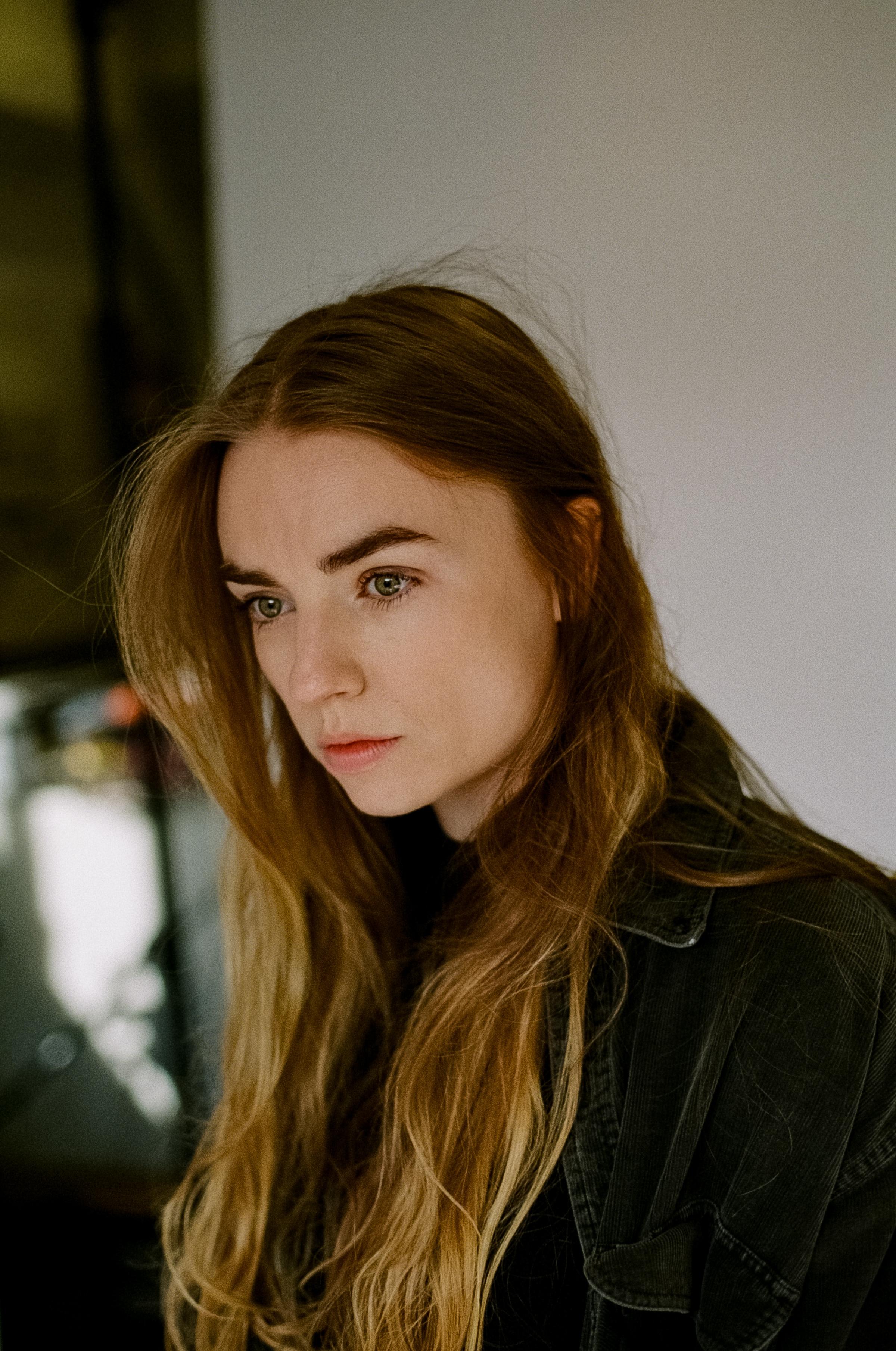 actor Hayley Sullivan large photo