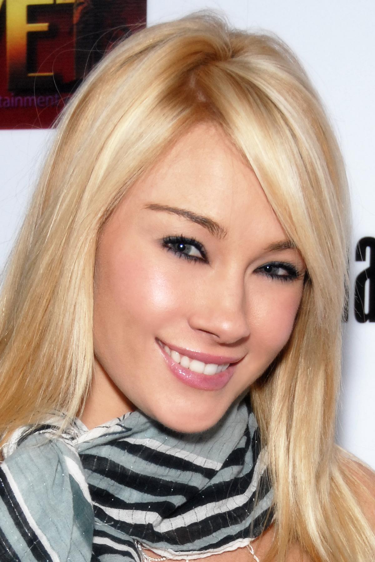 actor Lisa Gleave large photo