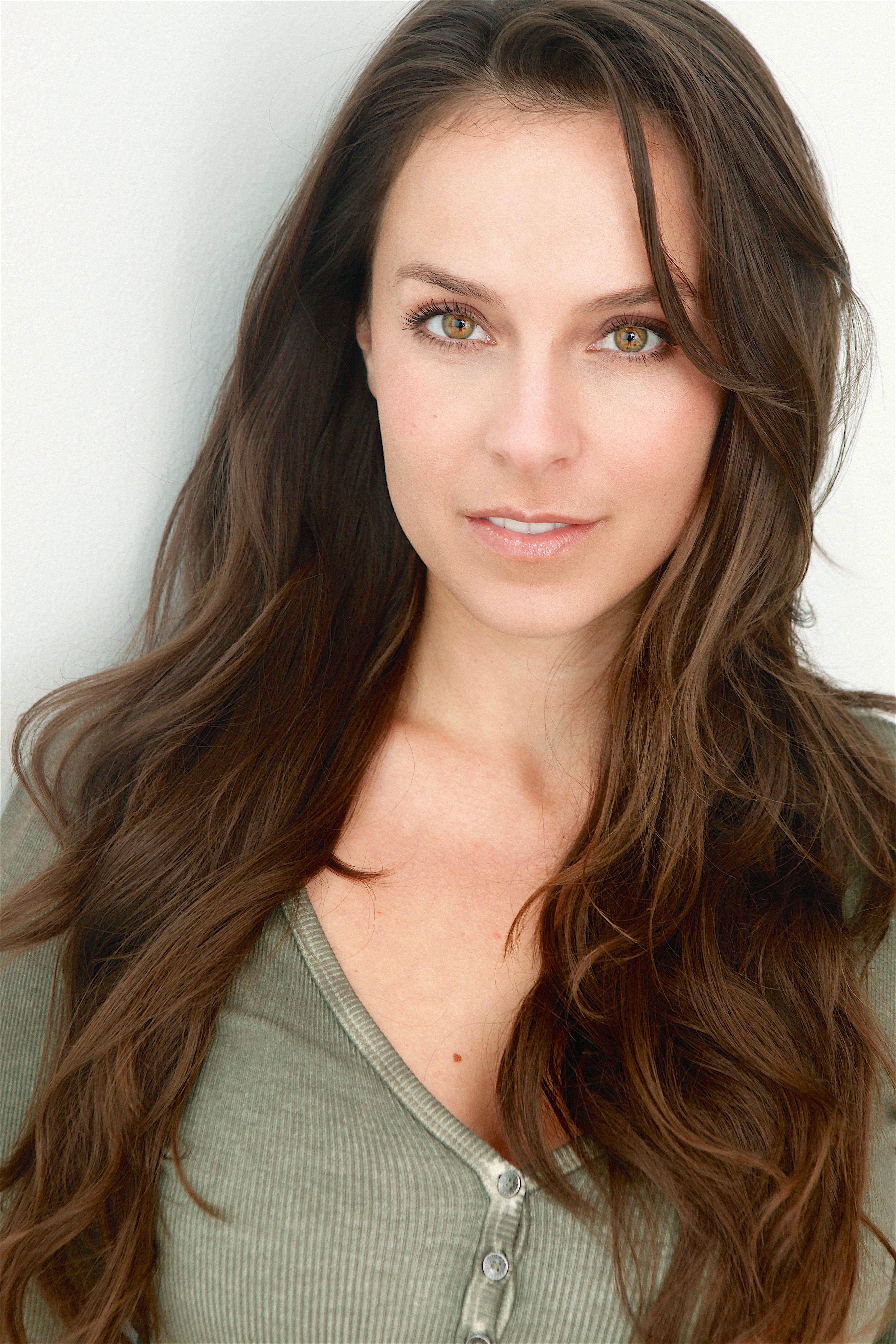 actor Ali Mueller large photo