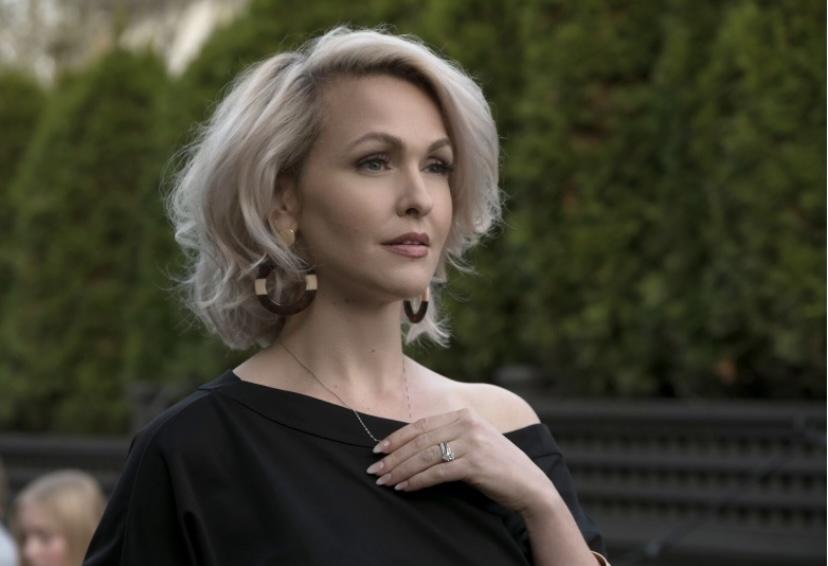 actor Jenn Lyon large photo