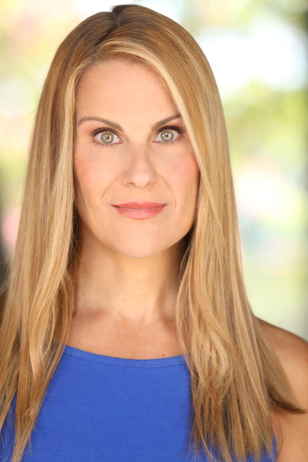 actor Larissa Gallagher large photo