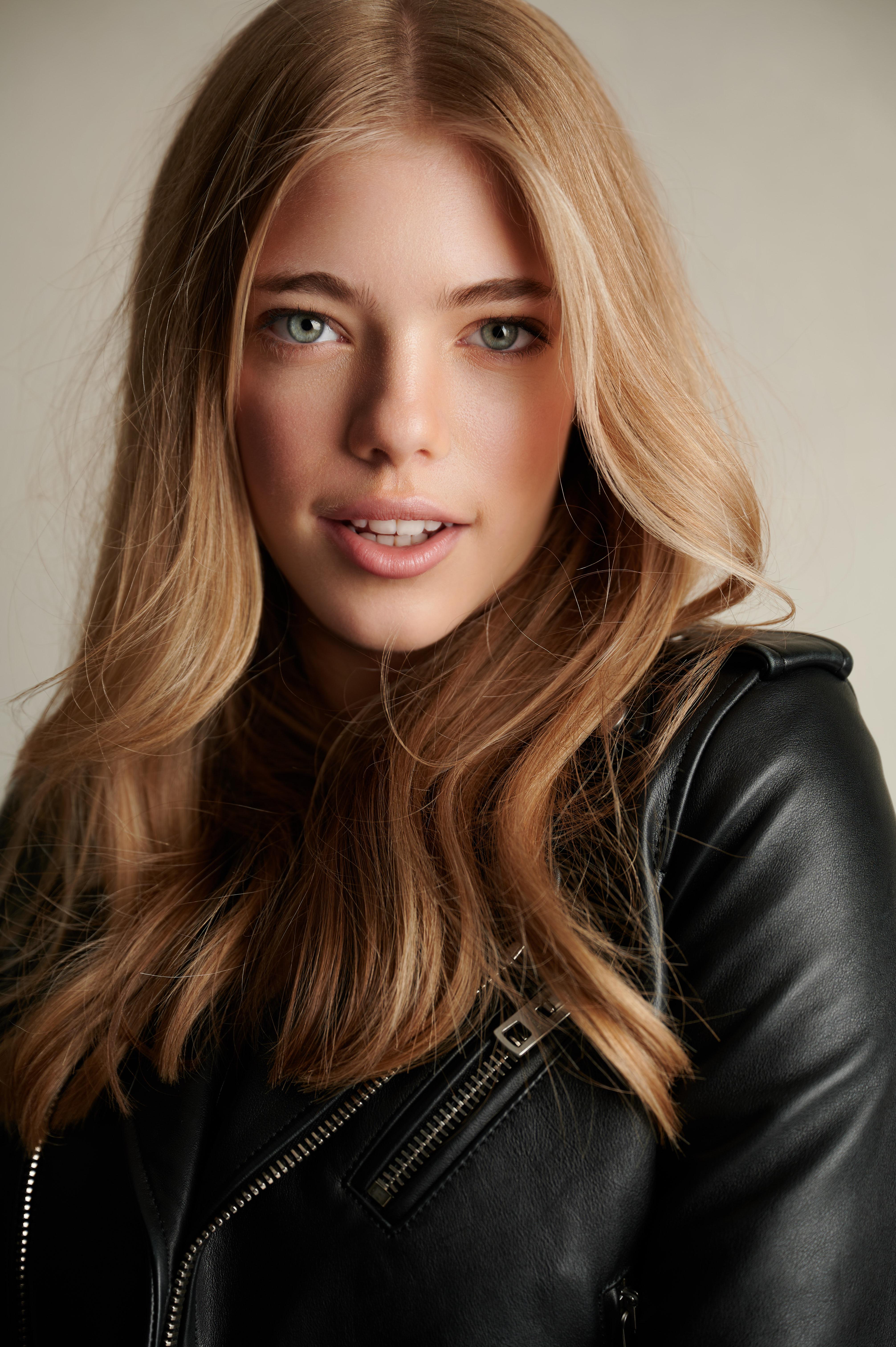 actor Elle McKinnon large photo