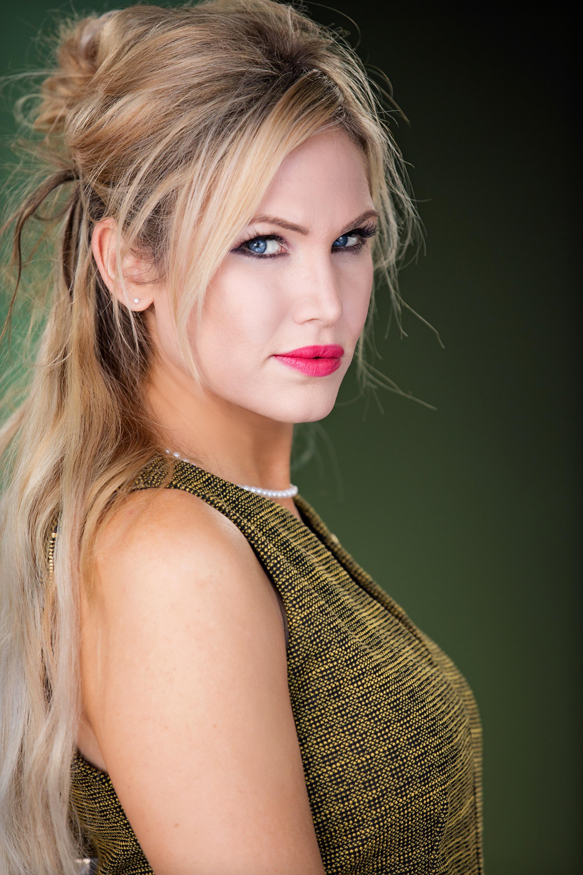 actor Jennifer Woods large photo