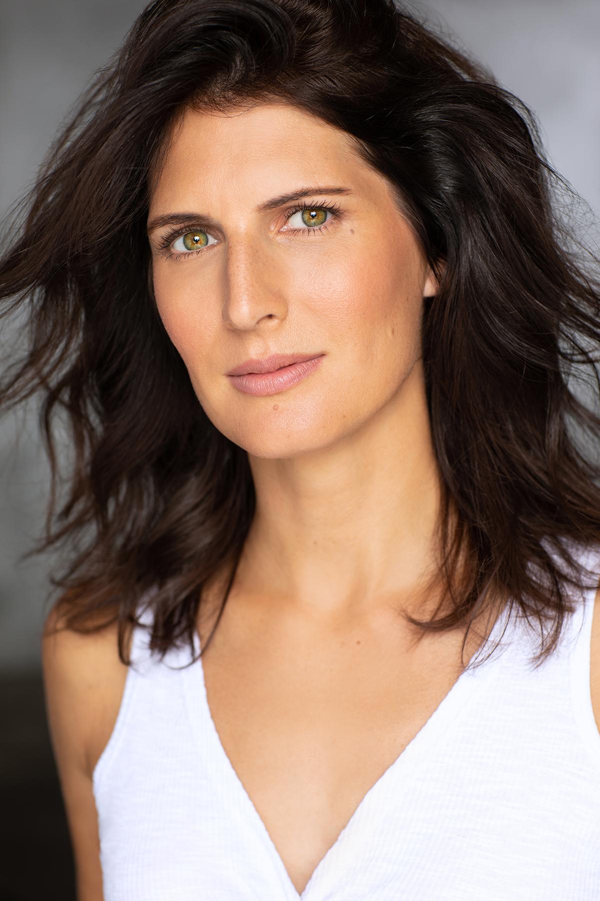 actor Angie Bullaro large photo