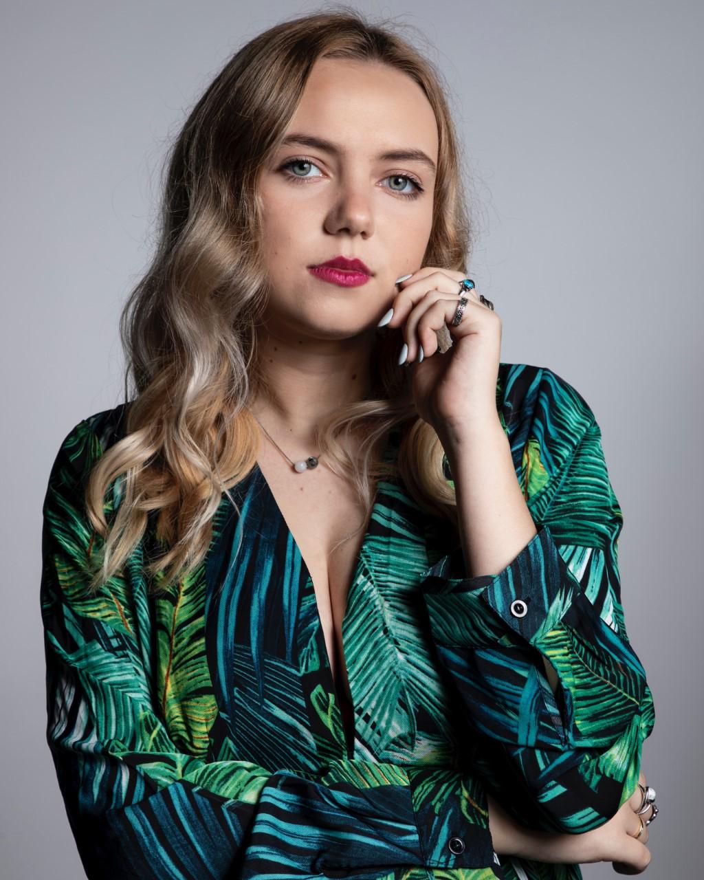 actor Summer Ertel large photo