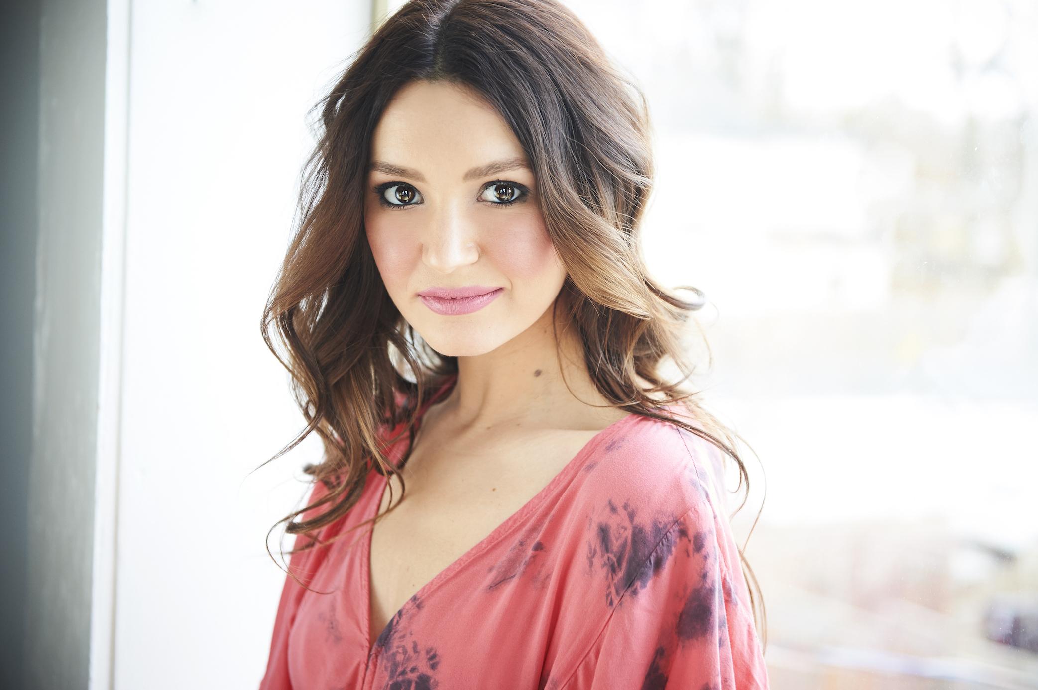 actor Ana Alic large photo