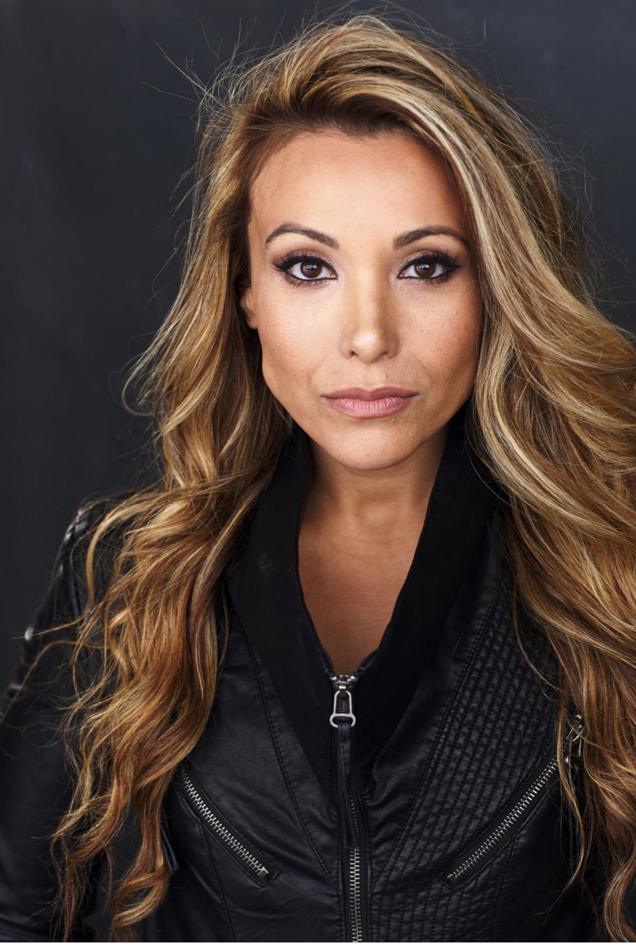 actor Leslie Lopez large photo