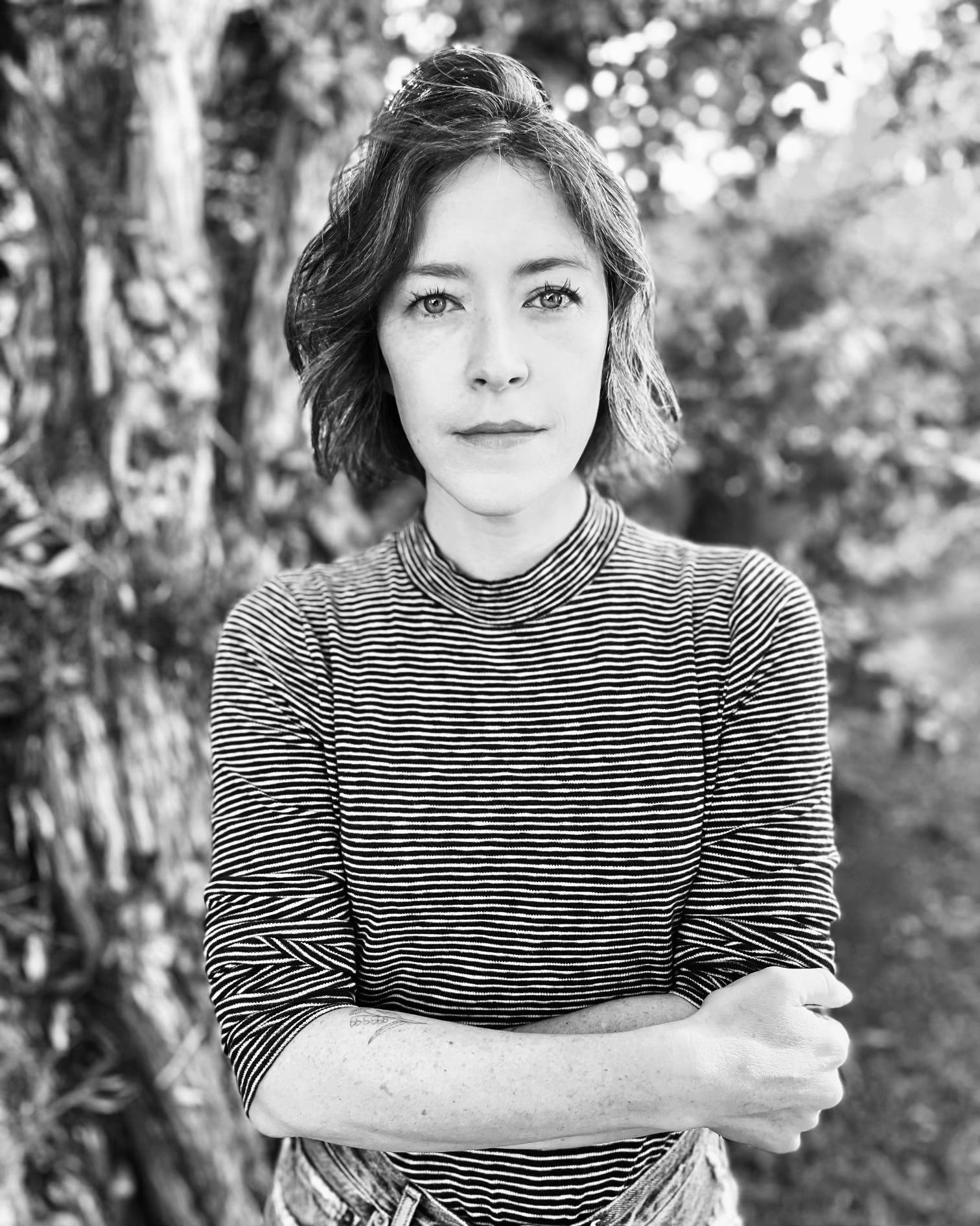 actor Julia Hart large photo