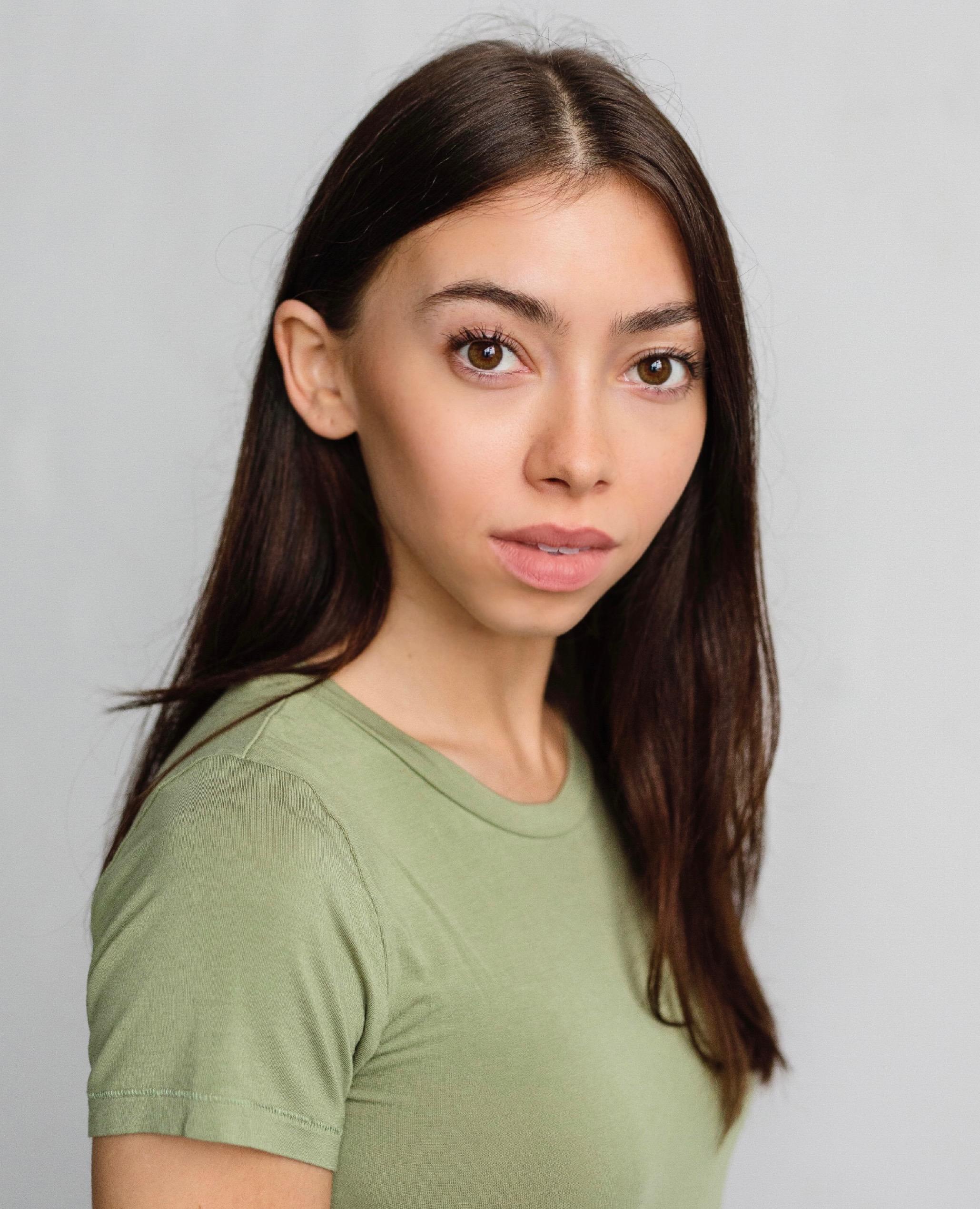 actor Bailee Henderson large photo