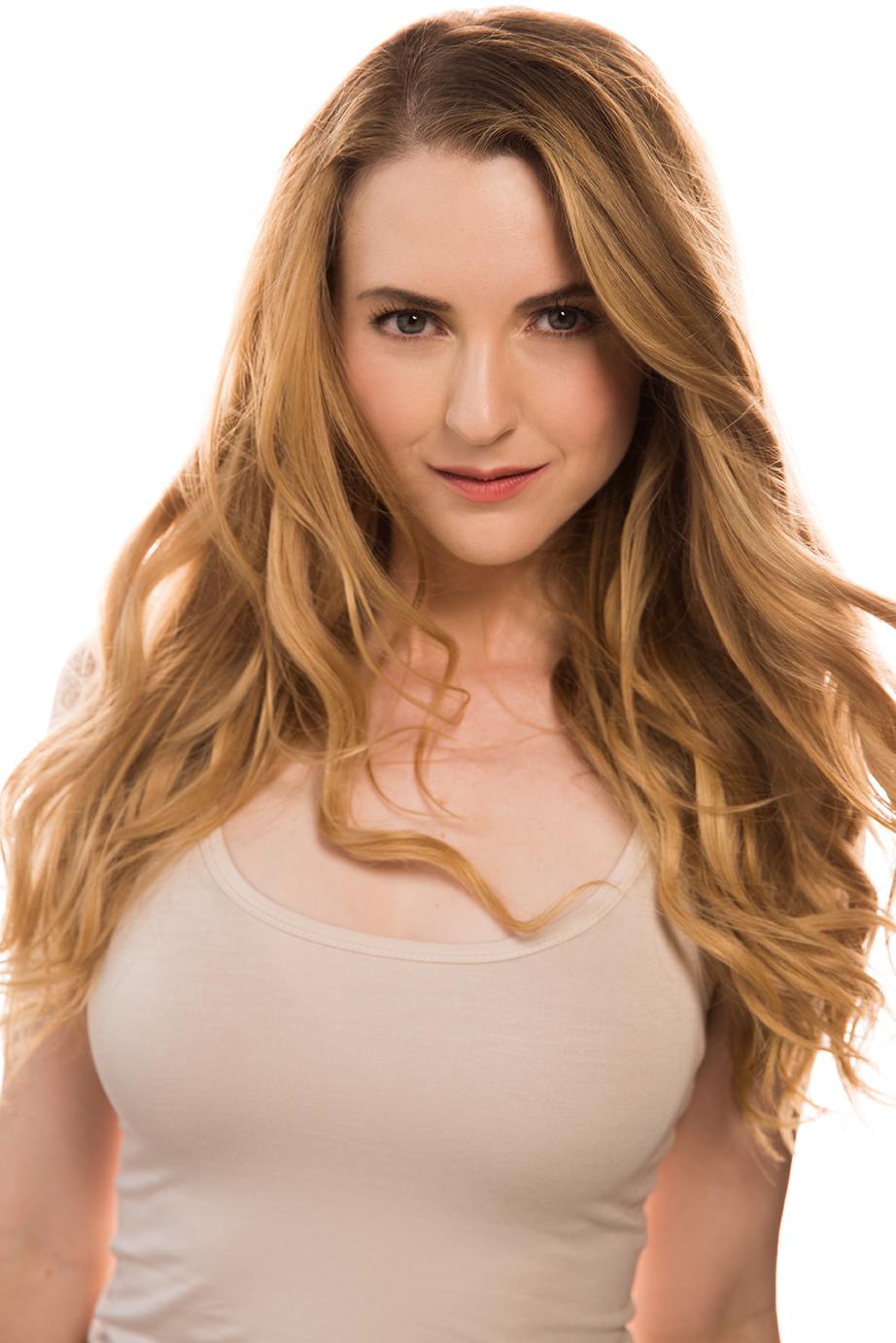 actor Annie Cavalero large photo