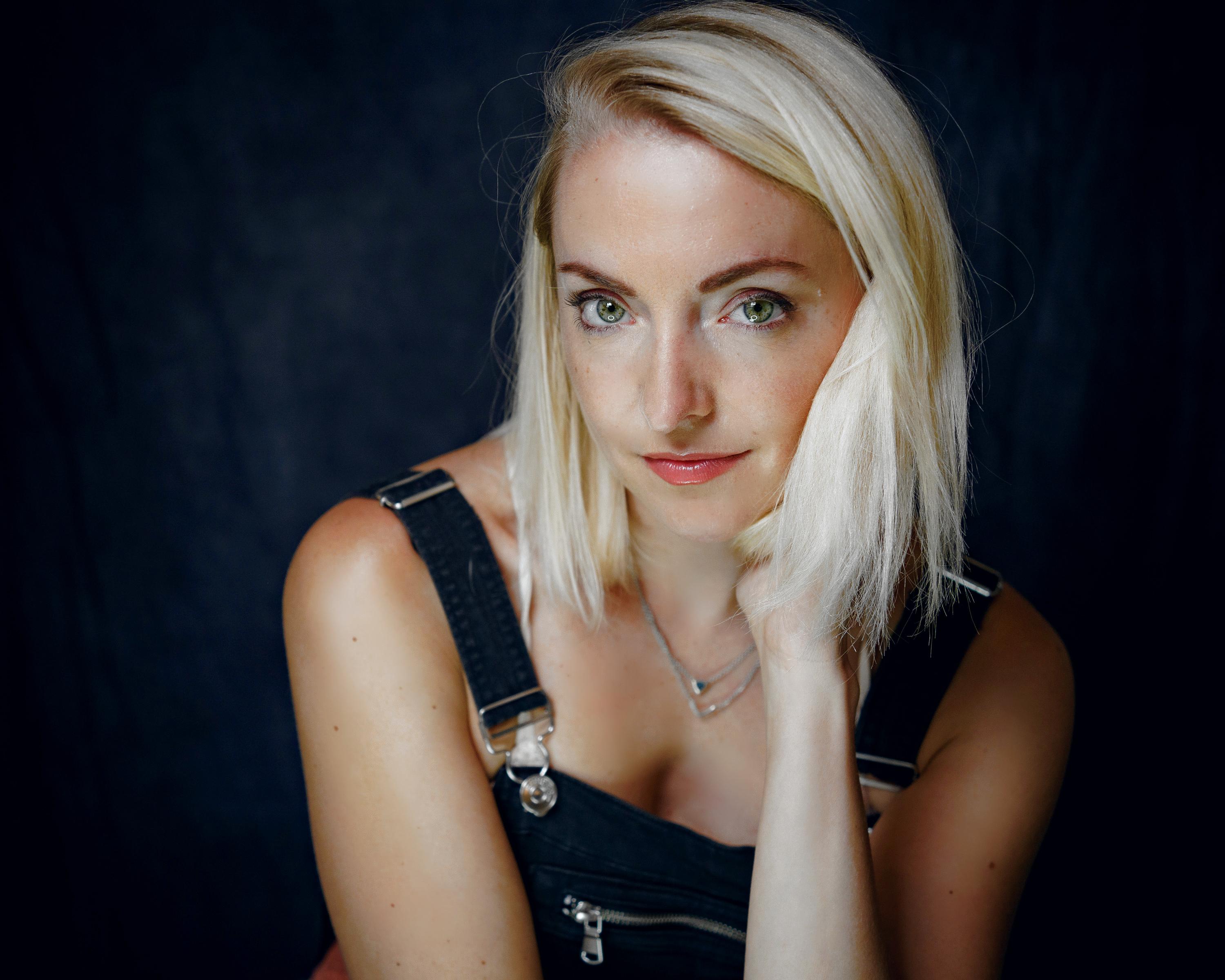 actor Dani Barker large photo