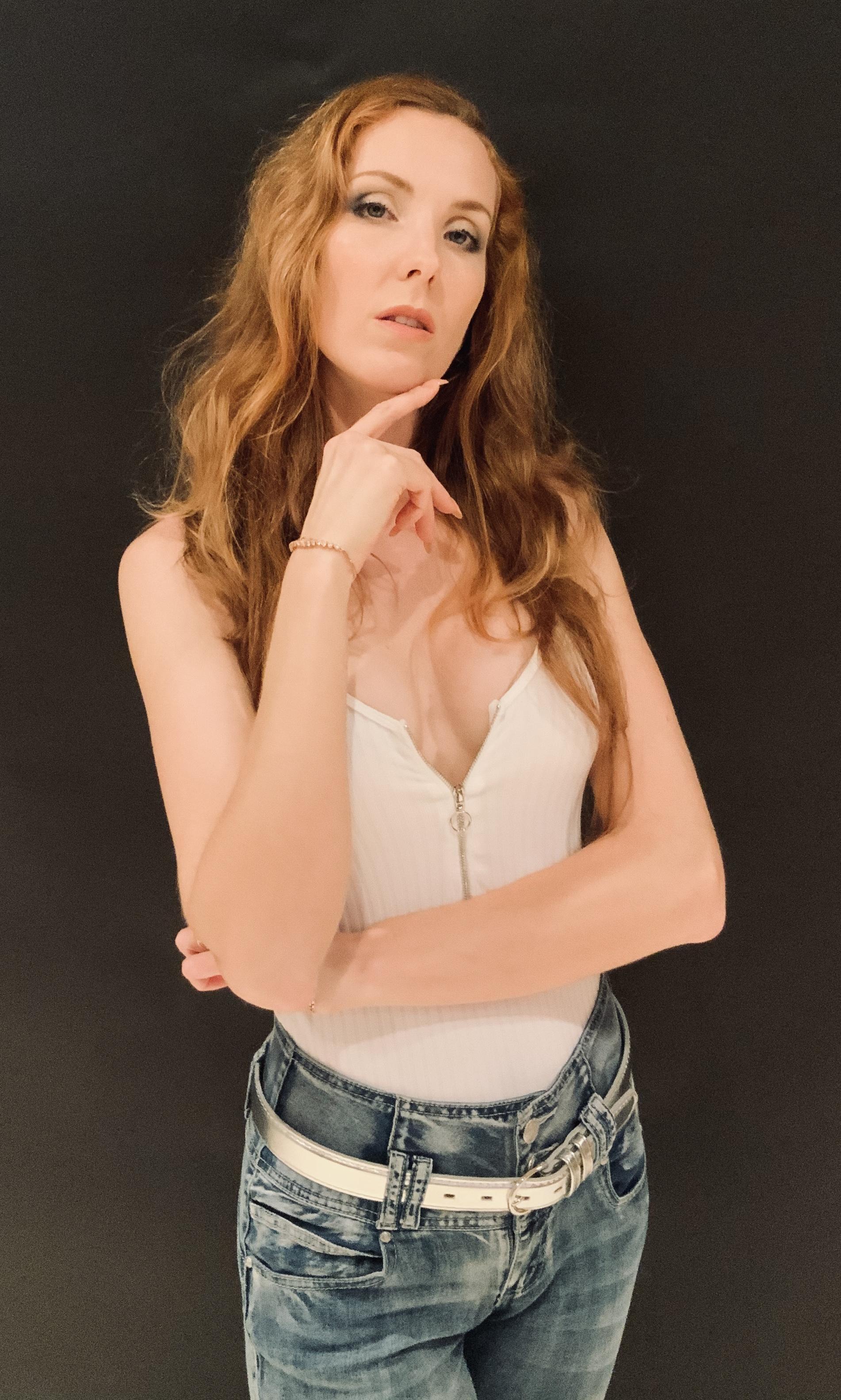 actor Julia Kay large photo