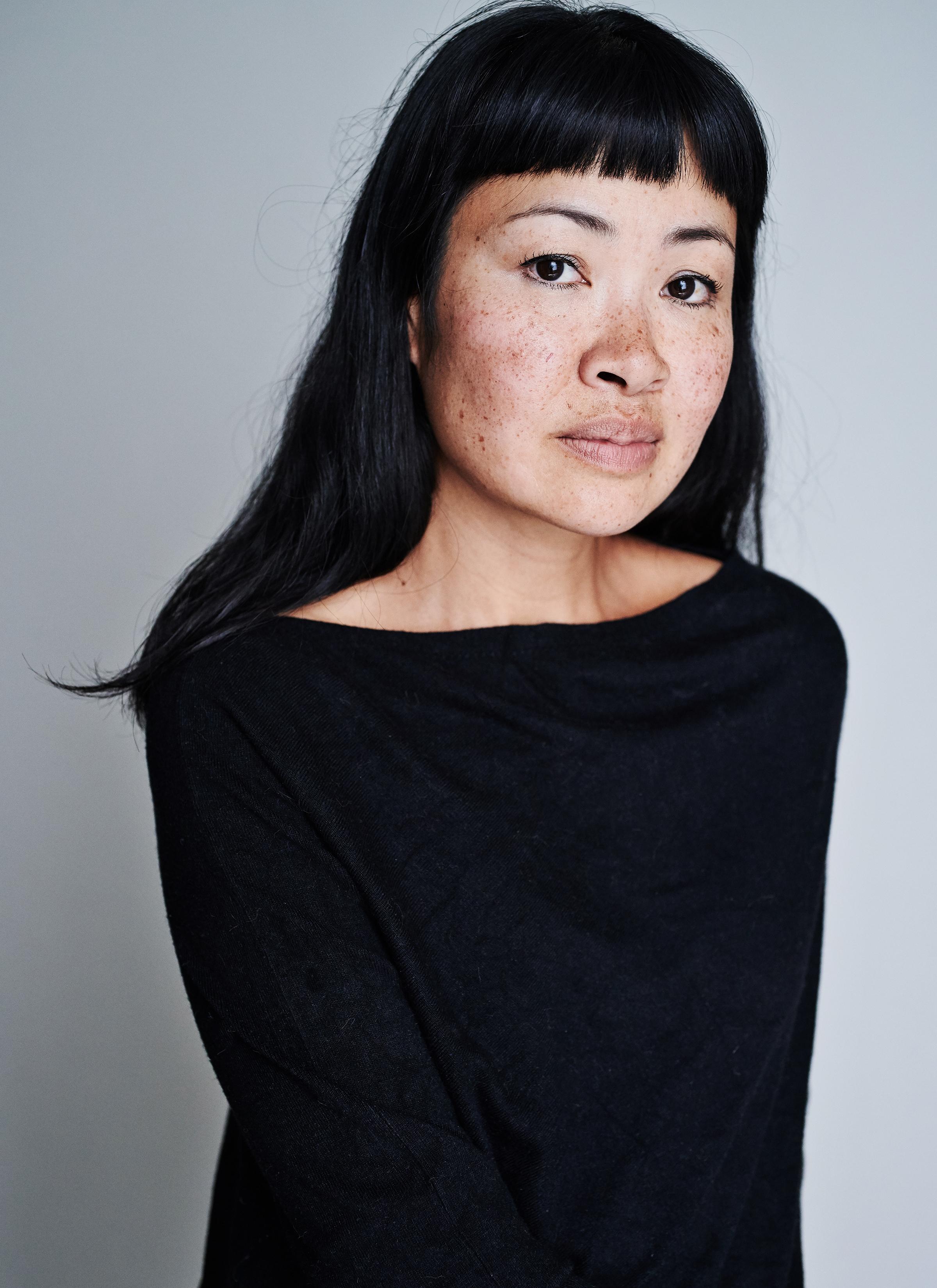 actor Vee Vimolmal large photo