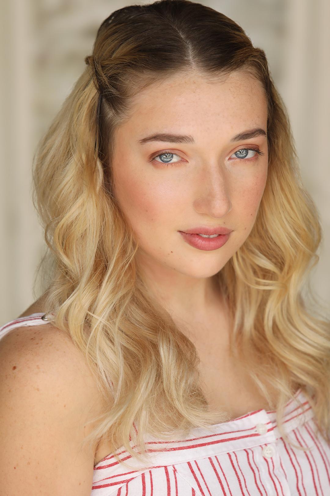 actor Macy Minear large photo