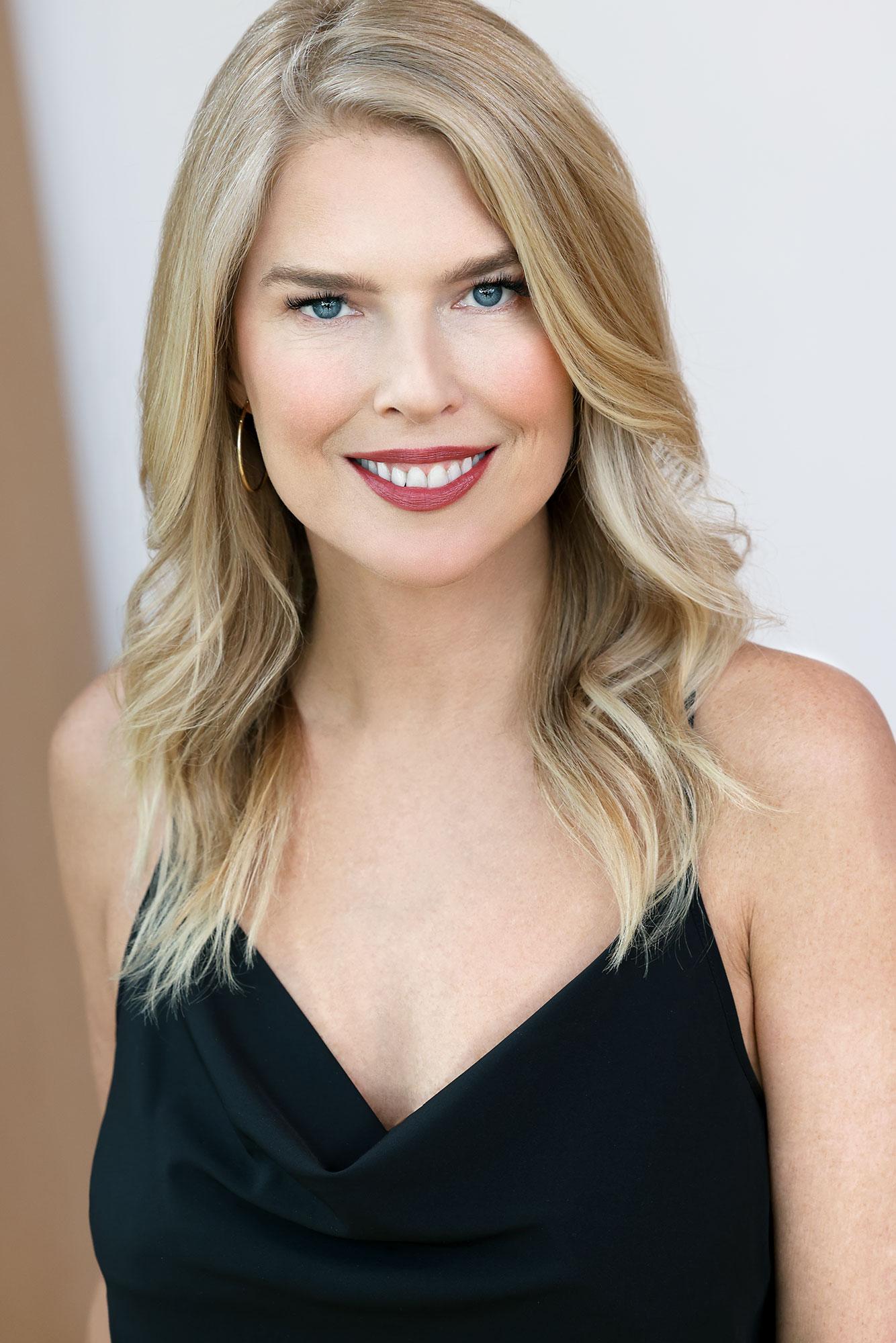 actor Elise Muller large photo