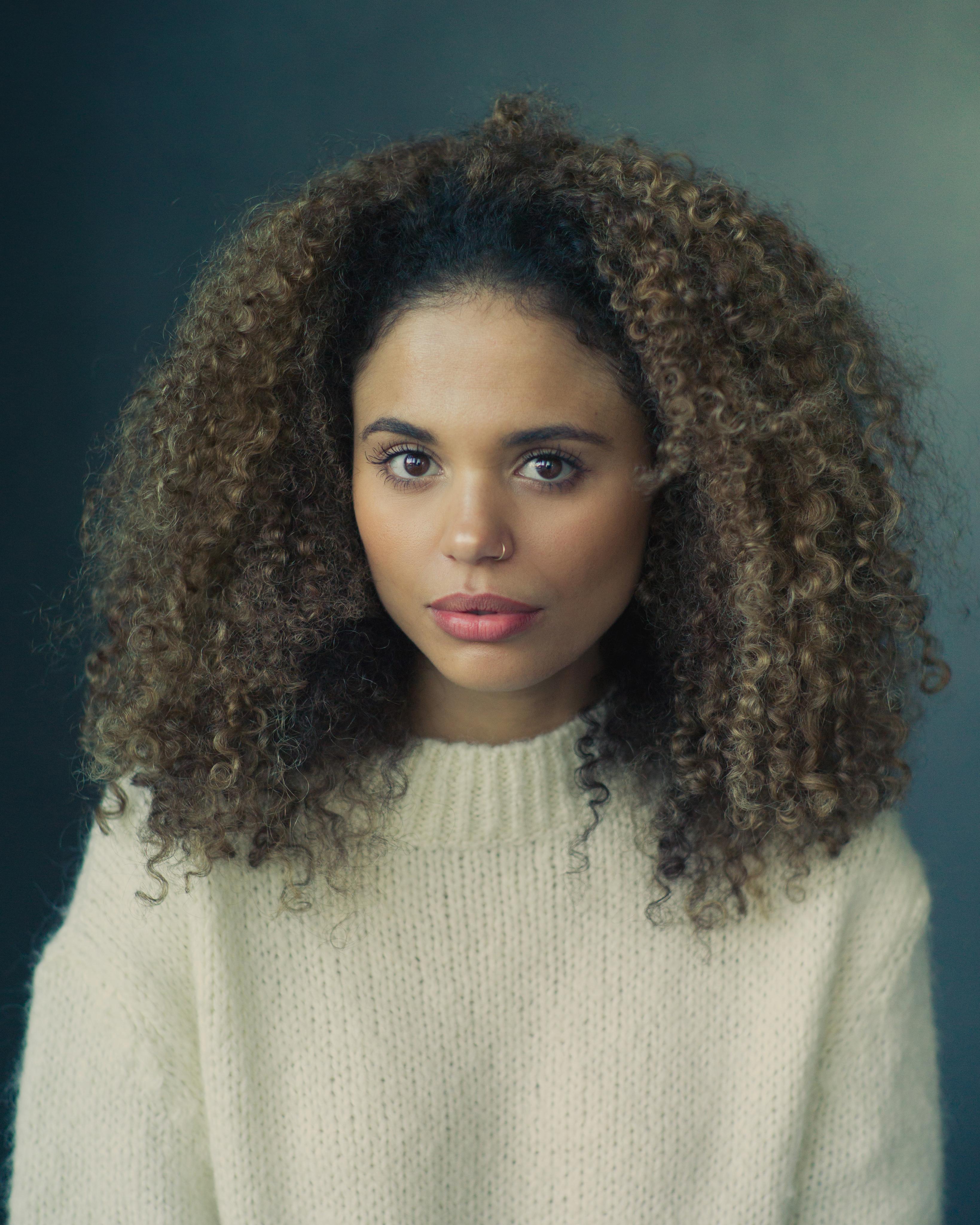 actor Jessica Plummer large photo