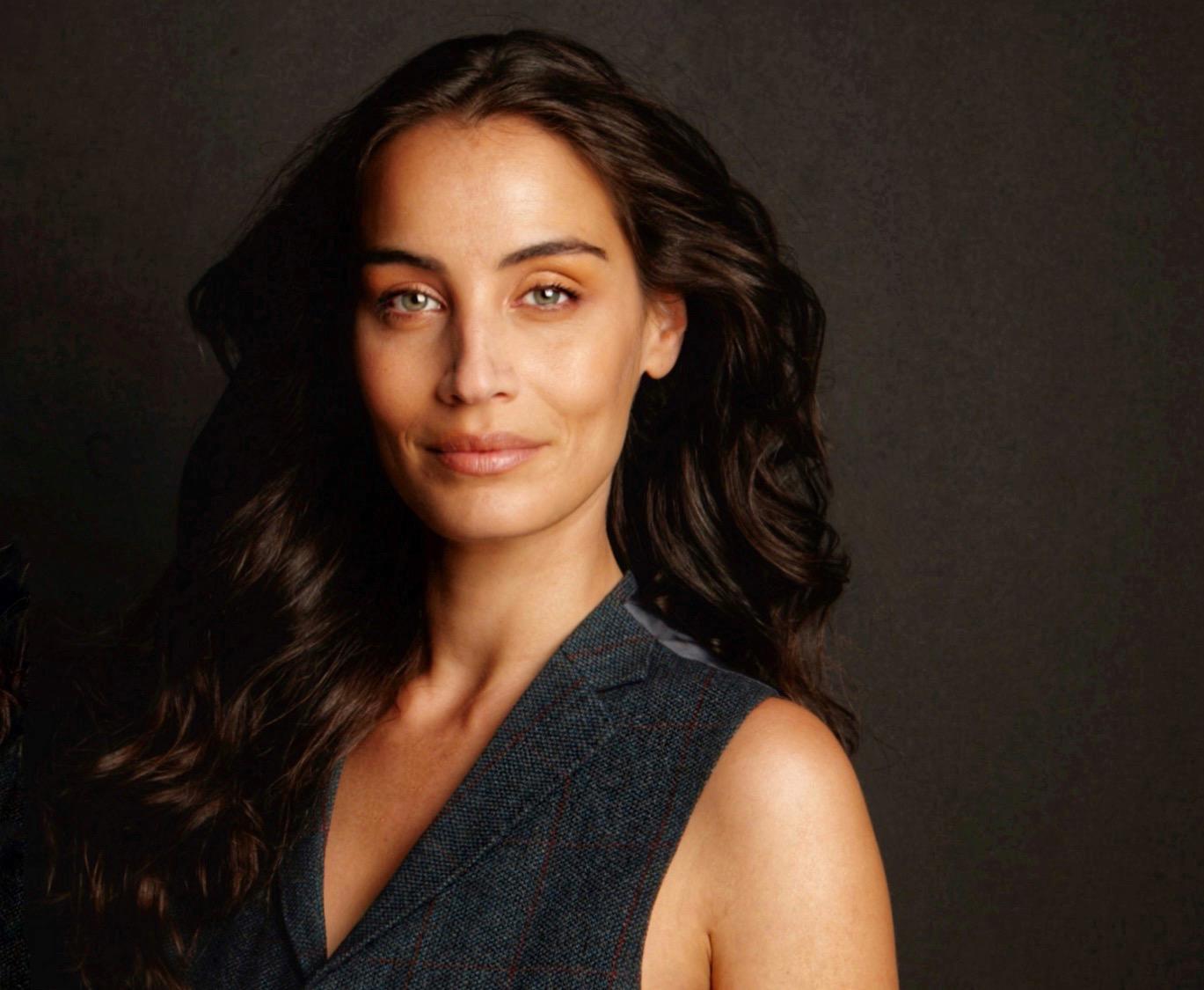 actor Lara Wolf large photo