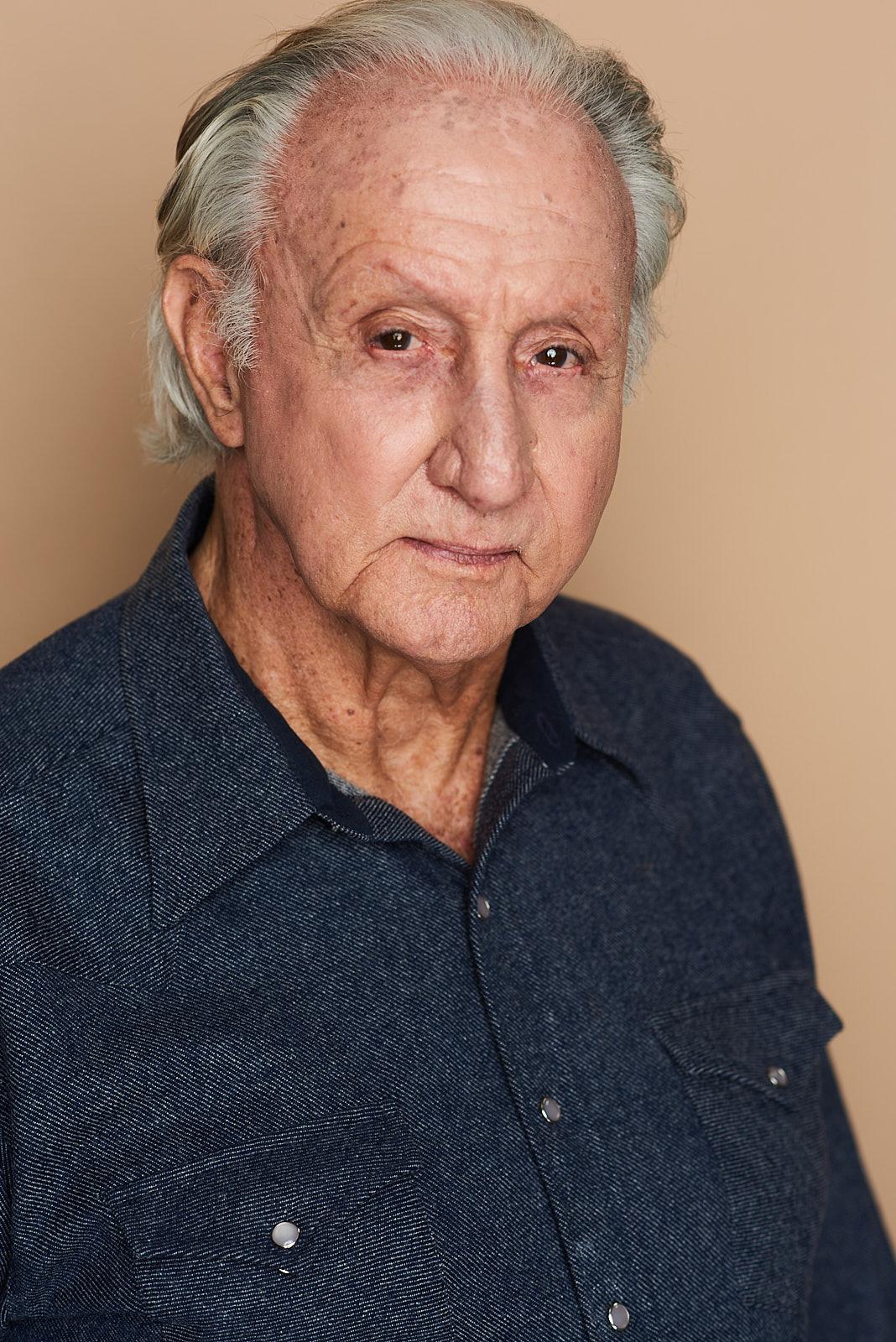 actor Mike Mahaney large photo