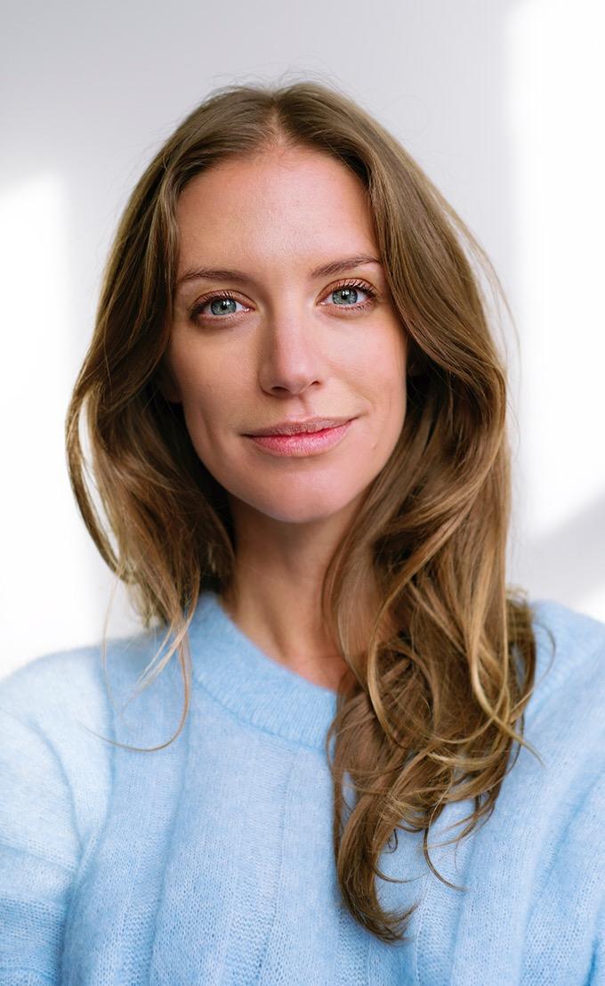 actor Lizzie Phillips large photo