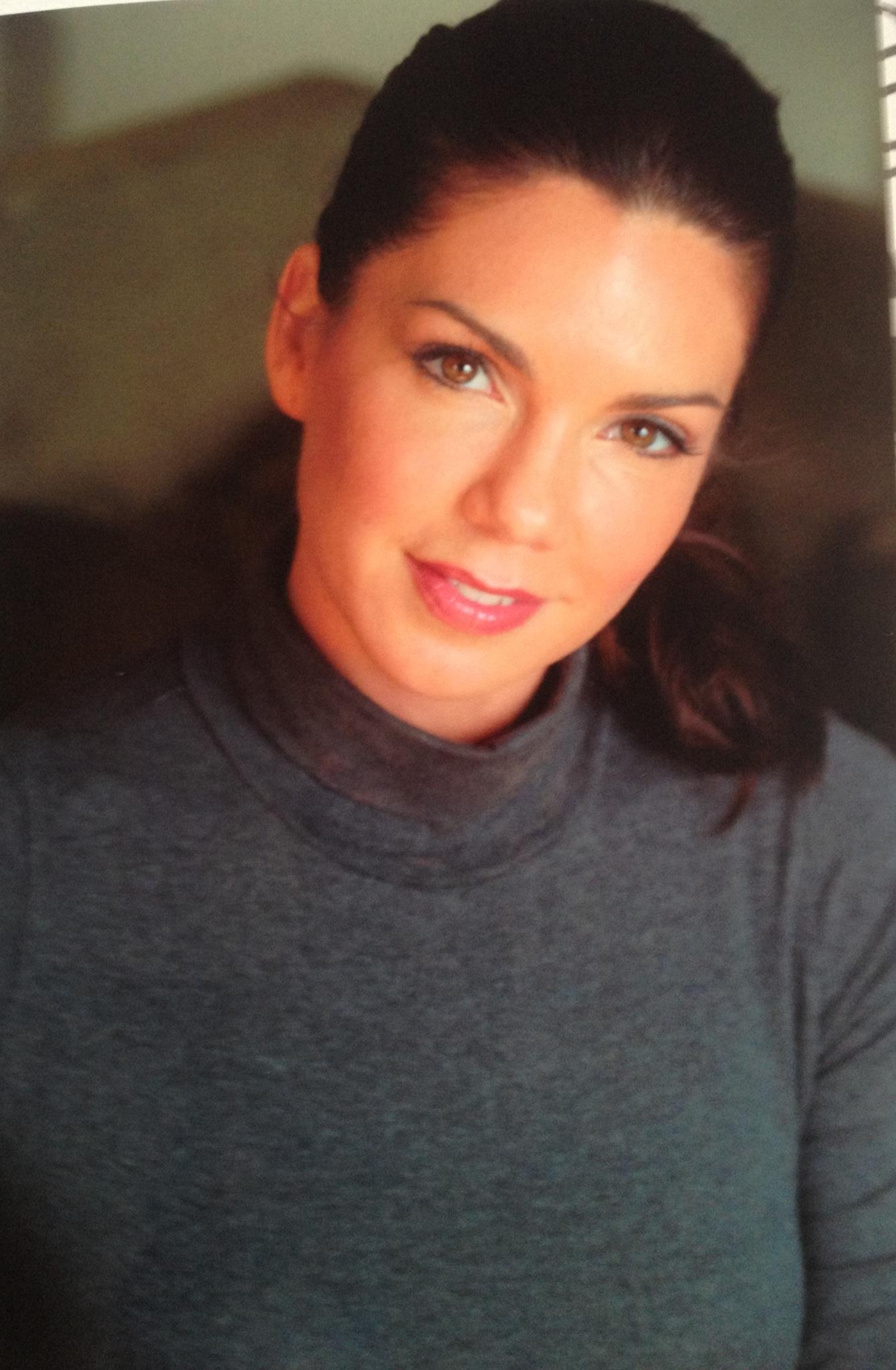 actor Tessie Santiago large photo