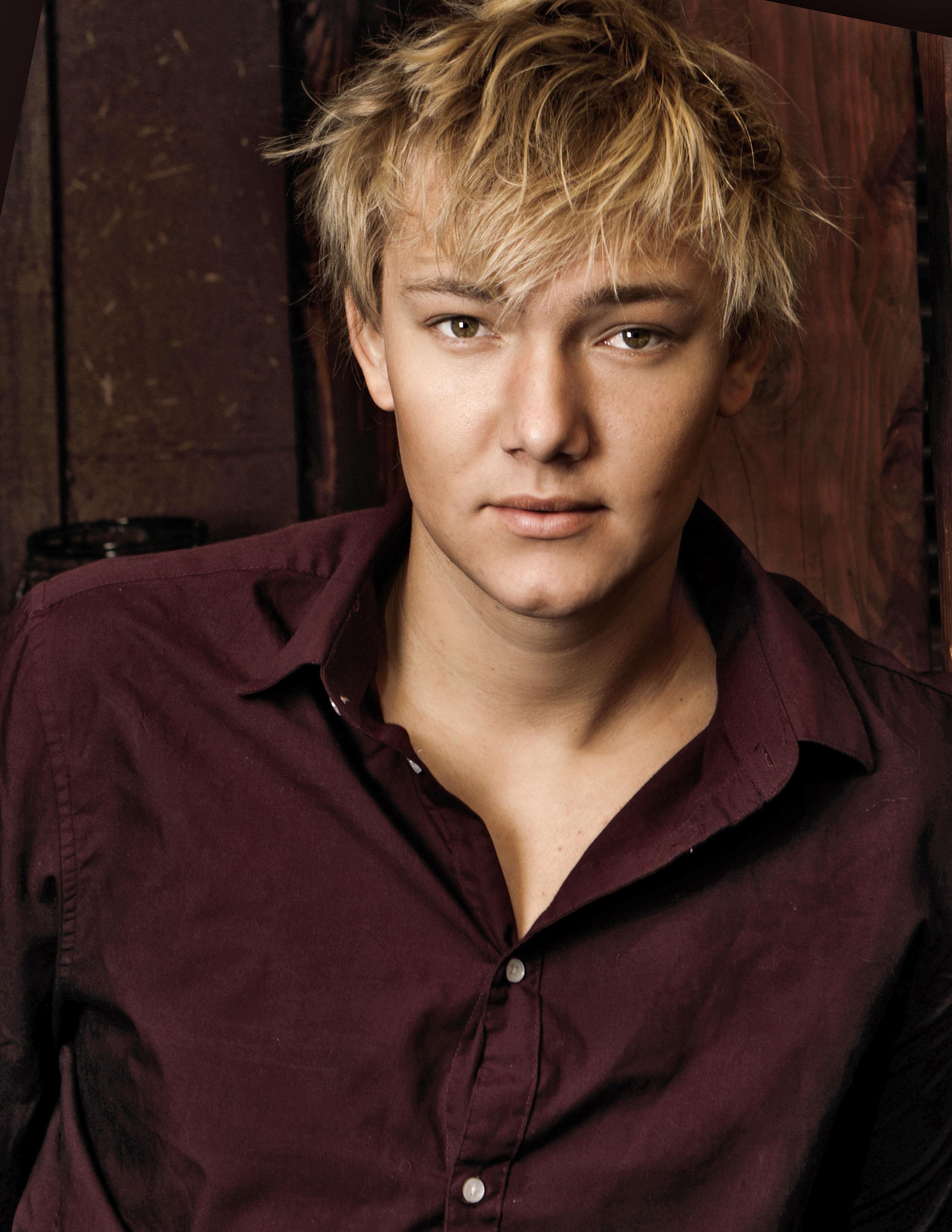 actor Xihuaru Kilcher large photo