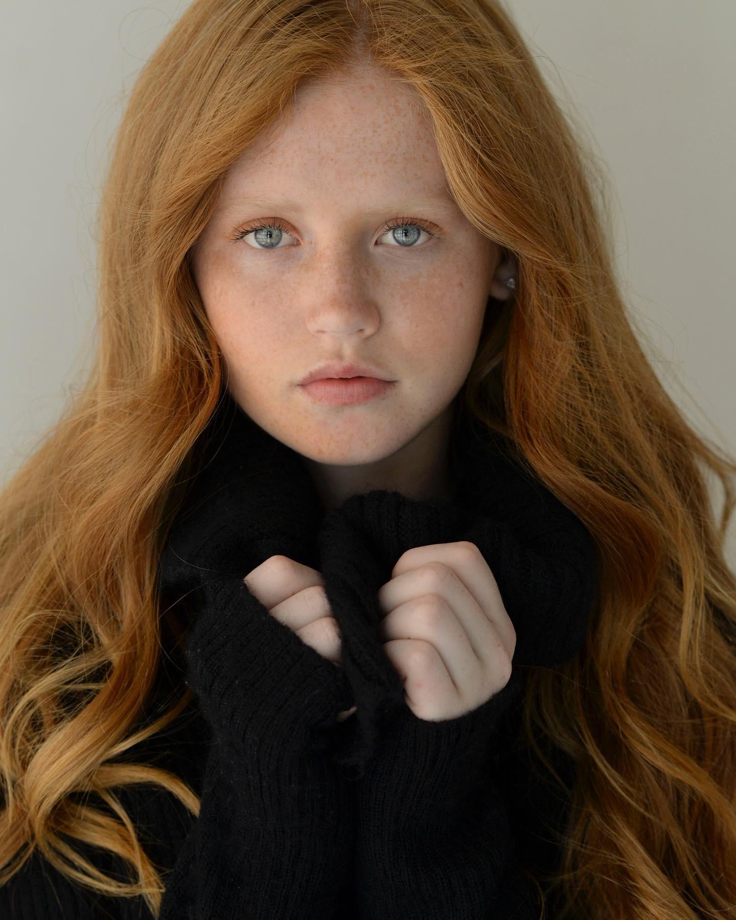 actor Samantha LeBretton large photo