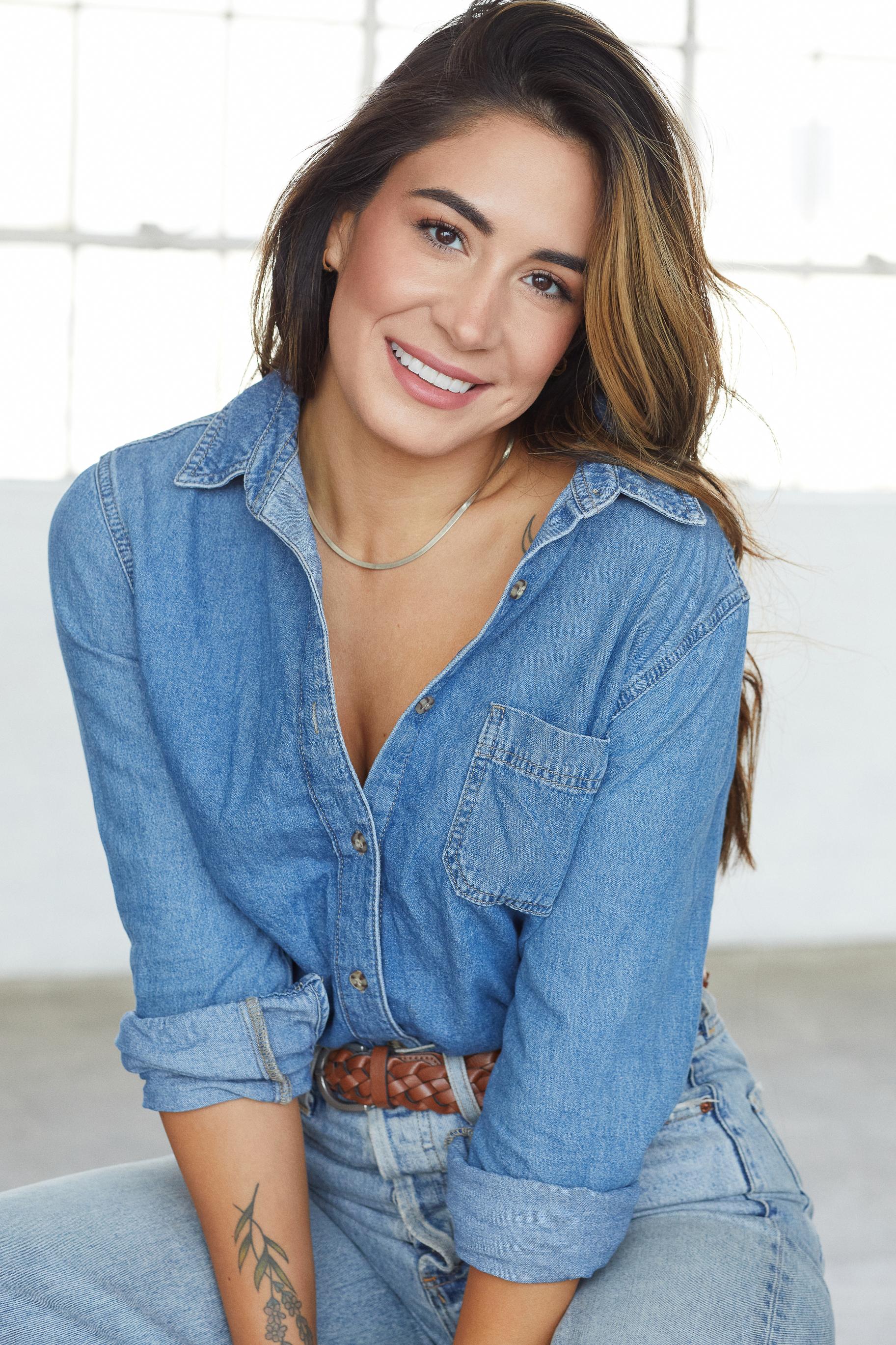 actor Gabriela Carrillo large photo