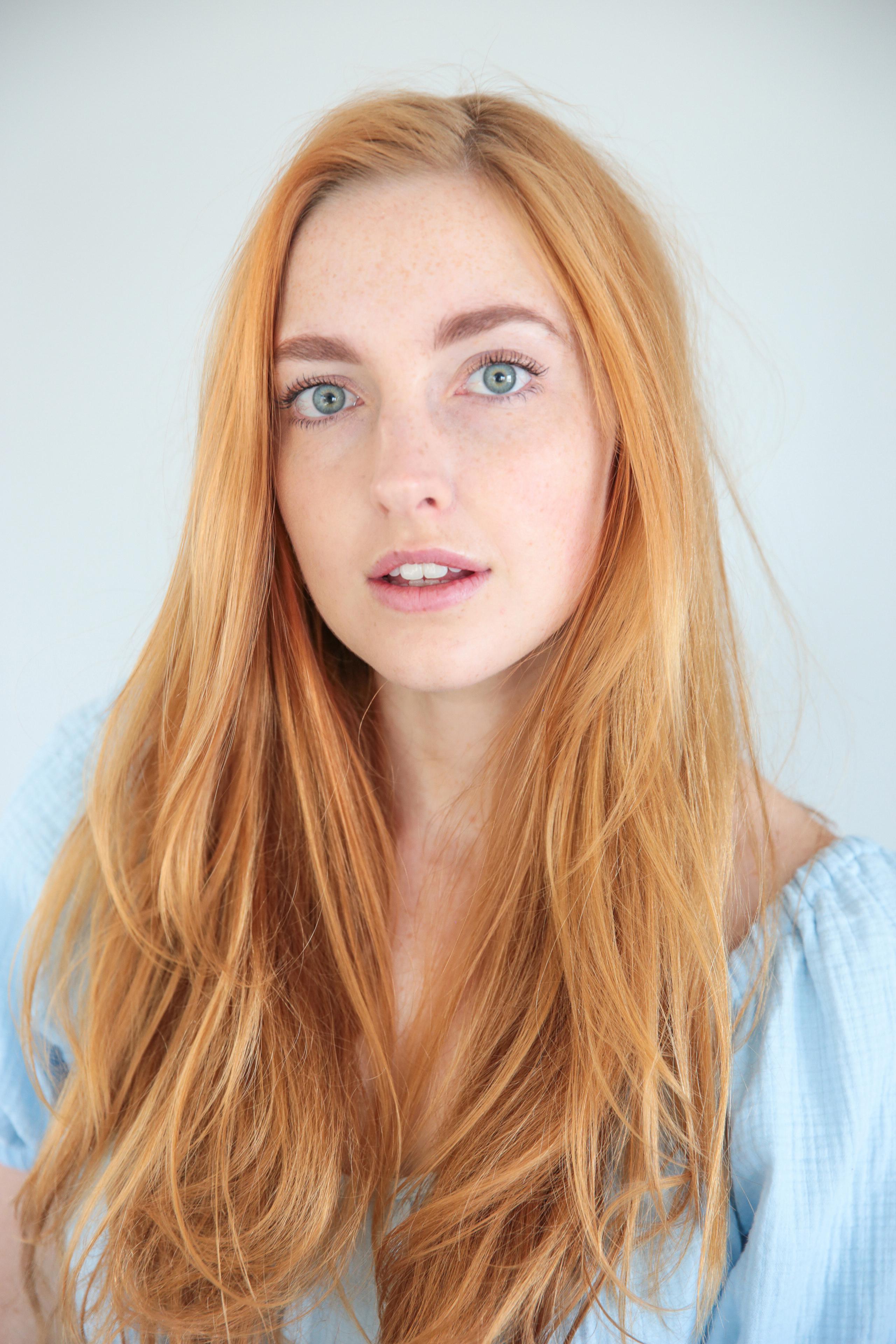 actor Laynie Mitchell large photo