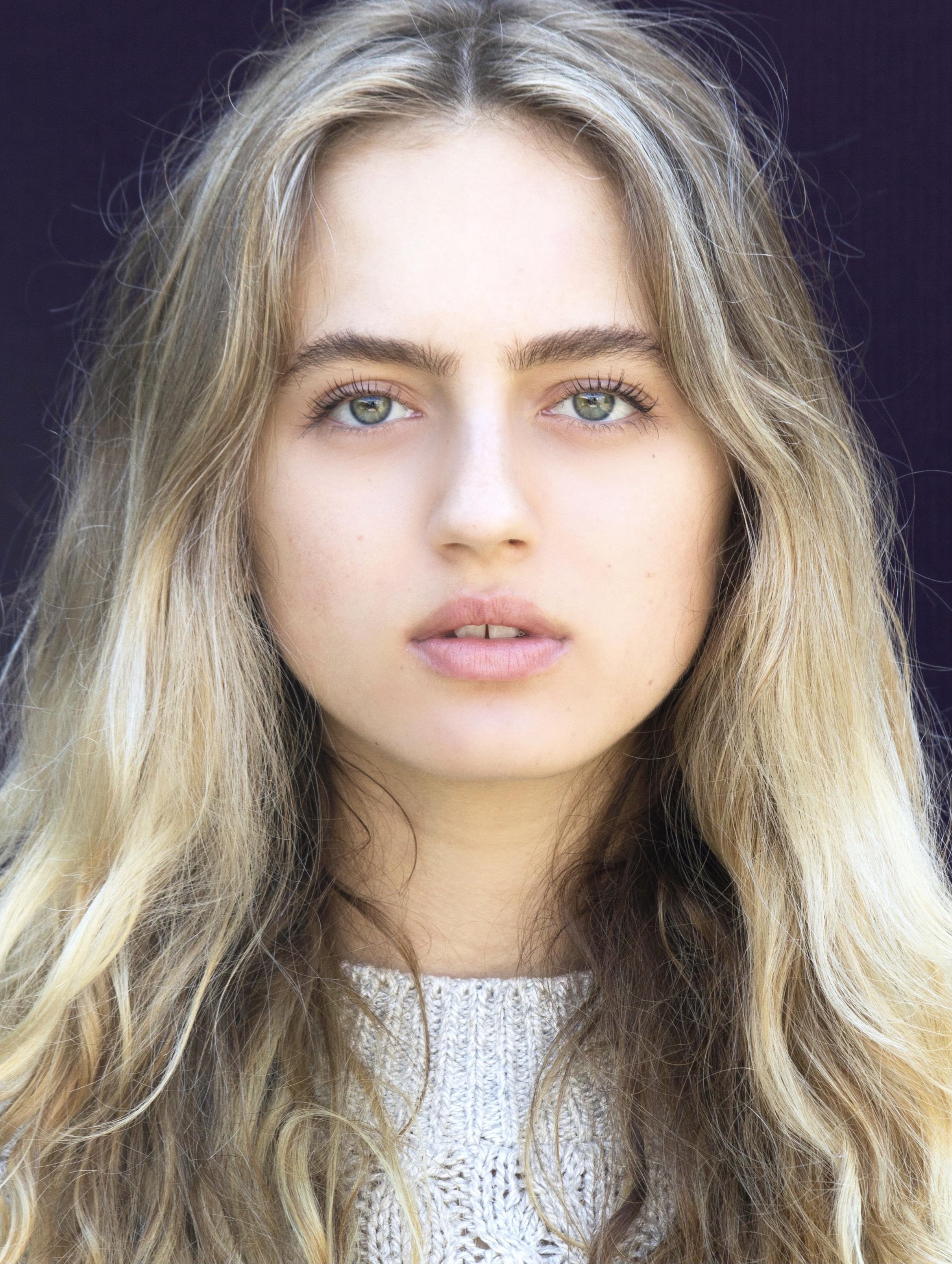 actor Evangeline Lindes large photo