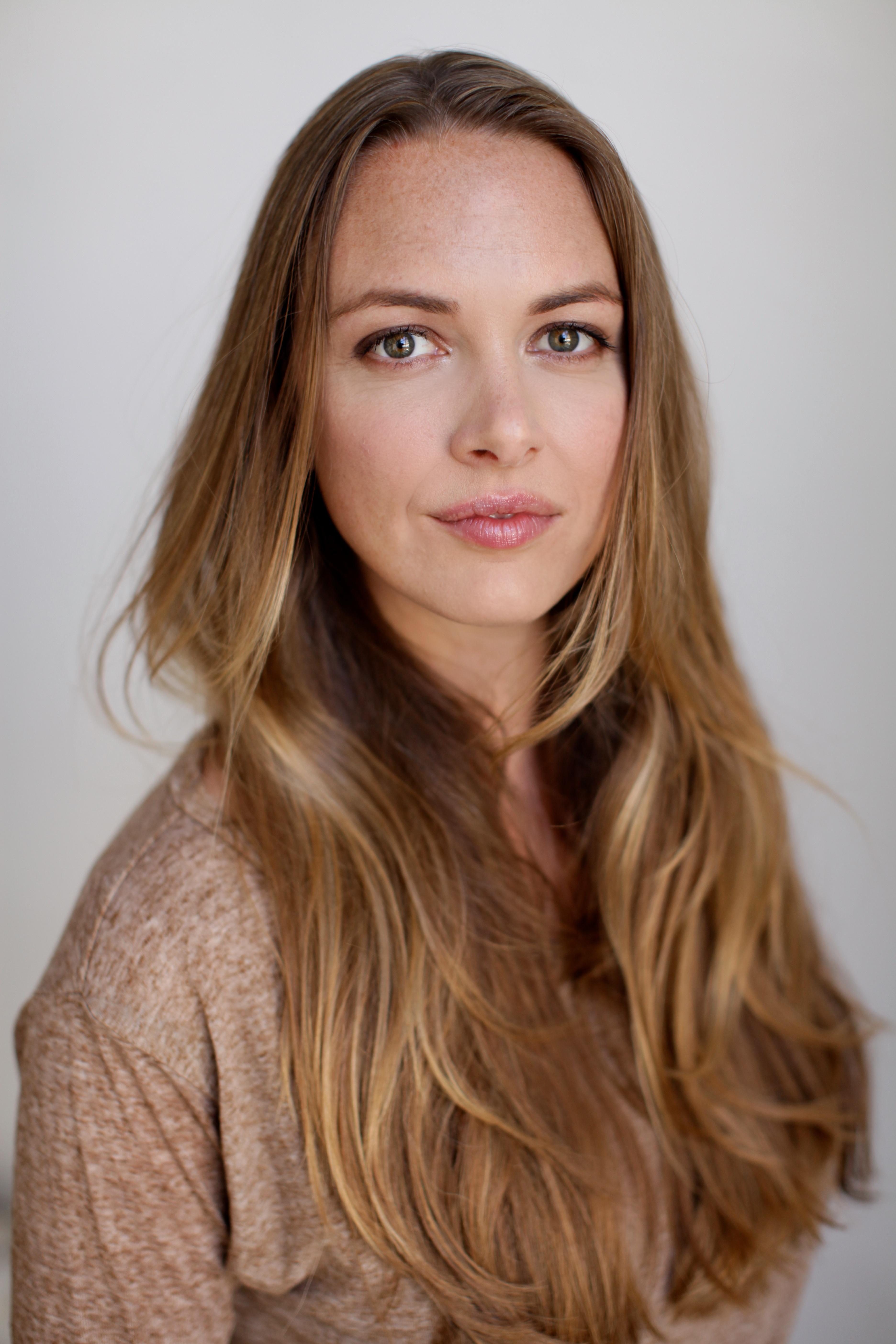 actor Therese Plaehn large photo