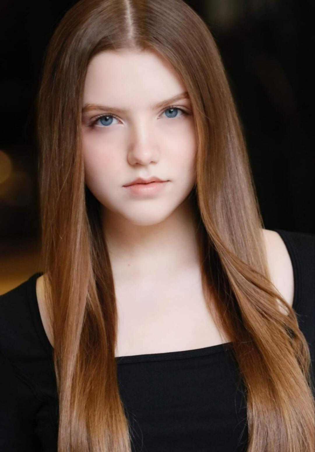 actor Ella Morrow large photo