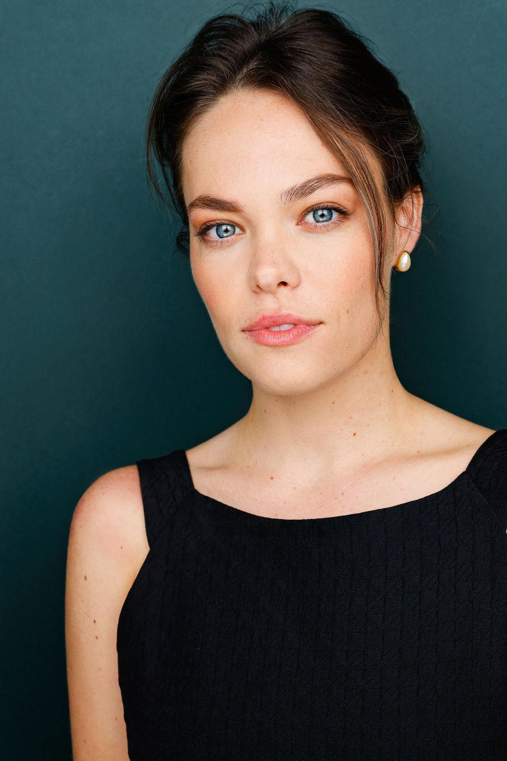 actor Claire Glassford large photo