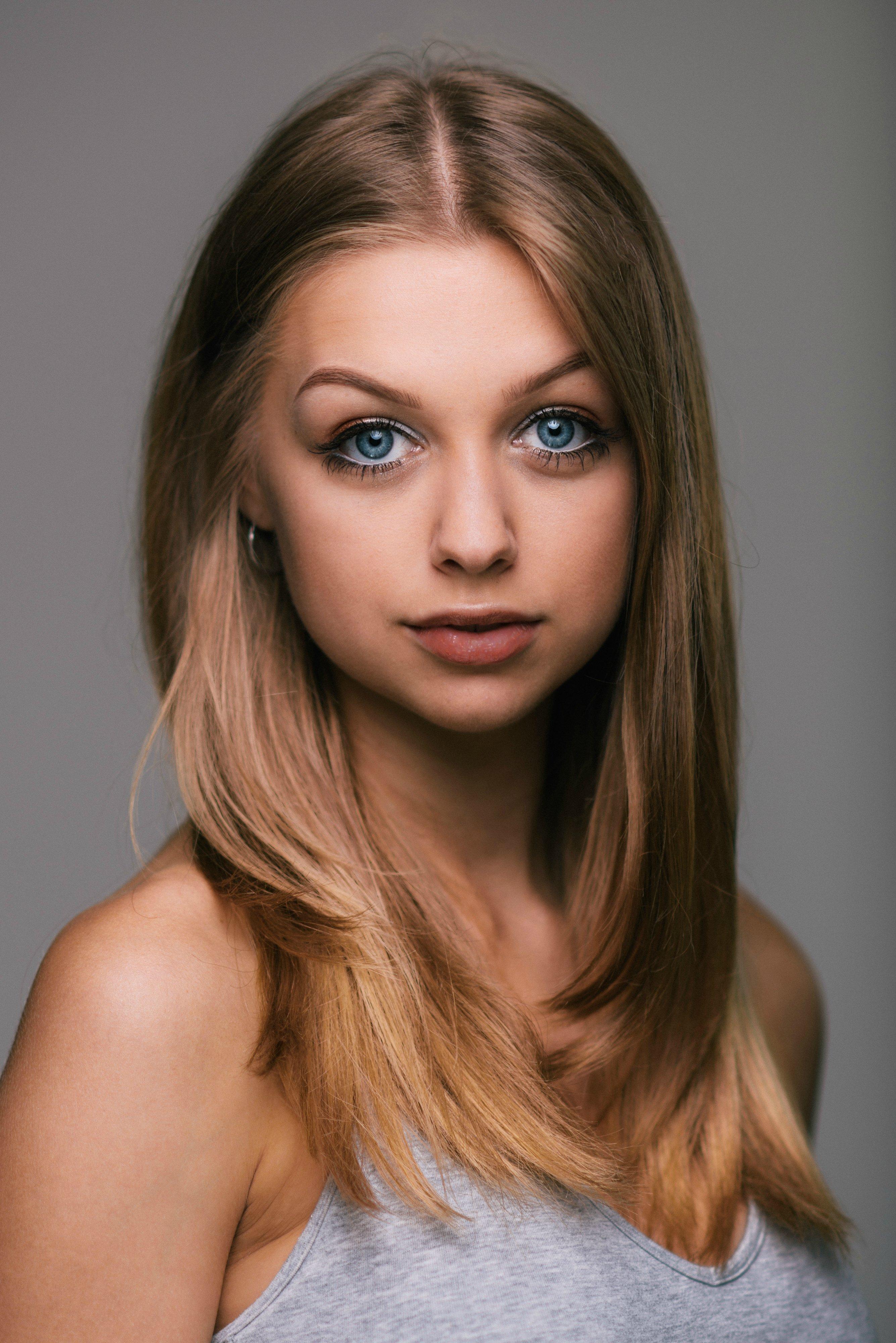 actor Jess Radomska large photo