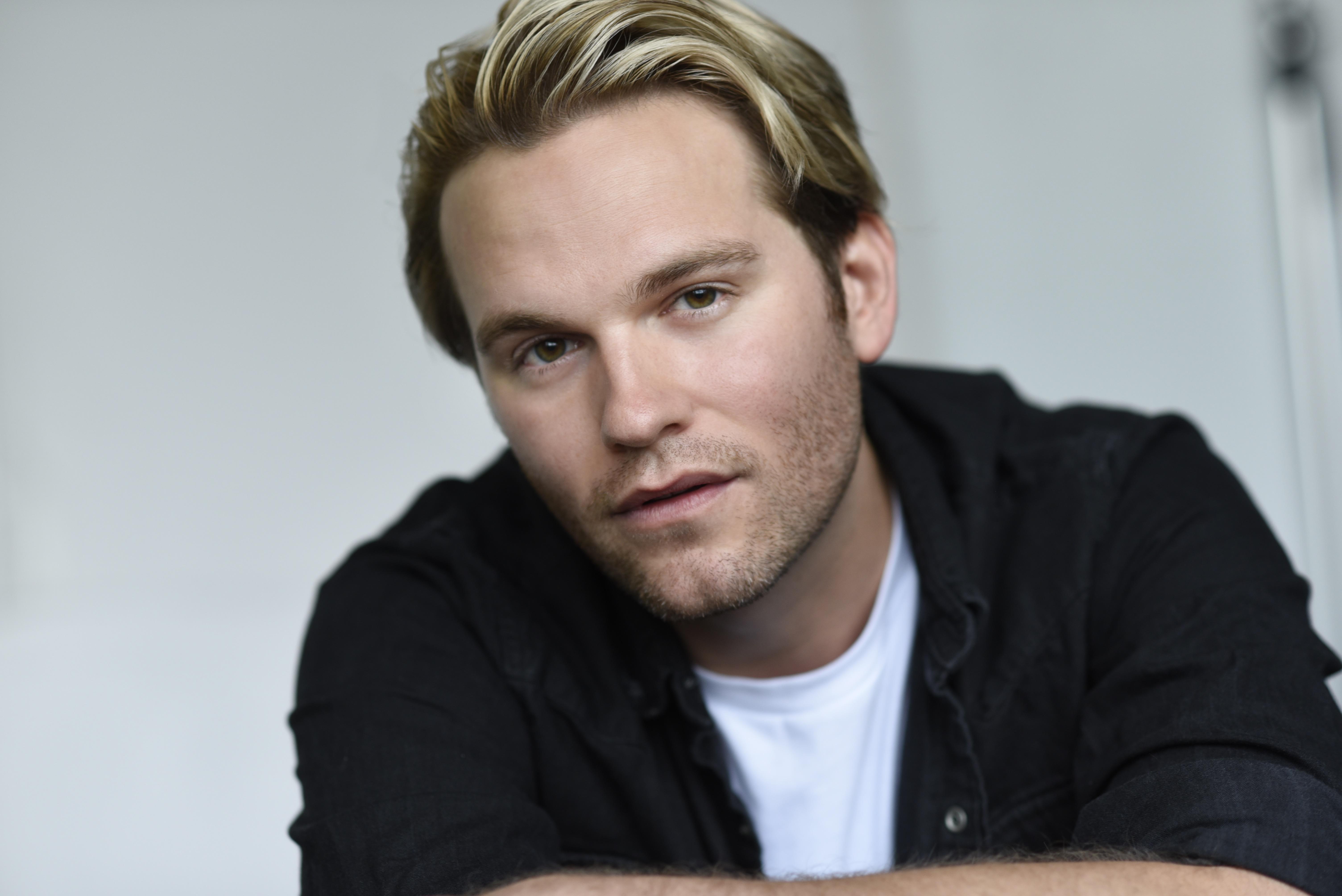 actor Van Hansis large photo