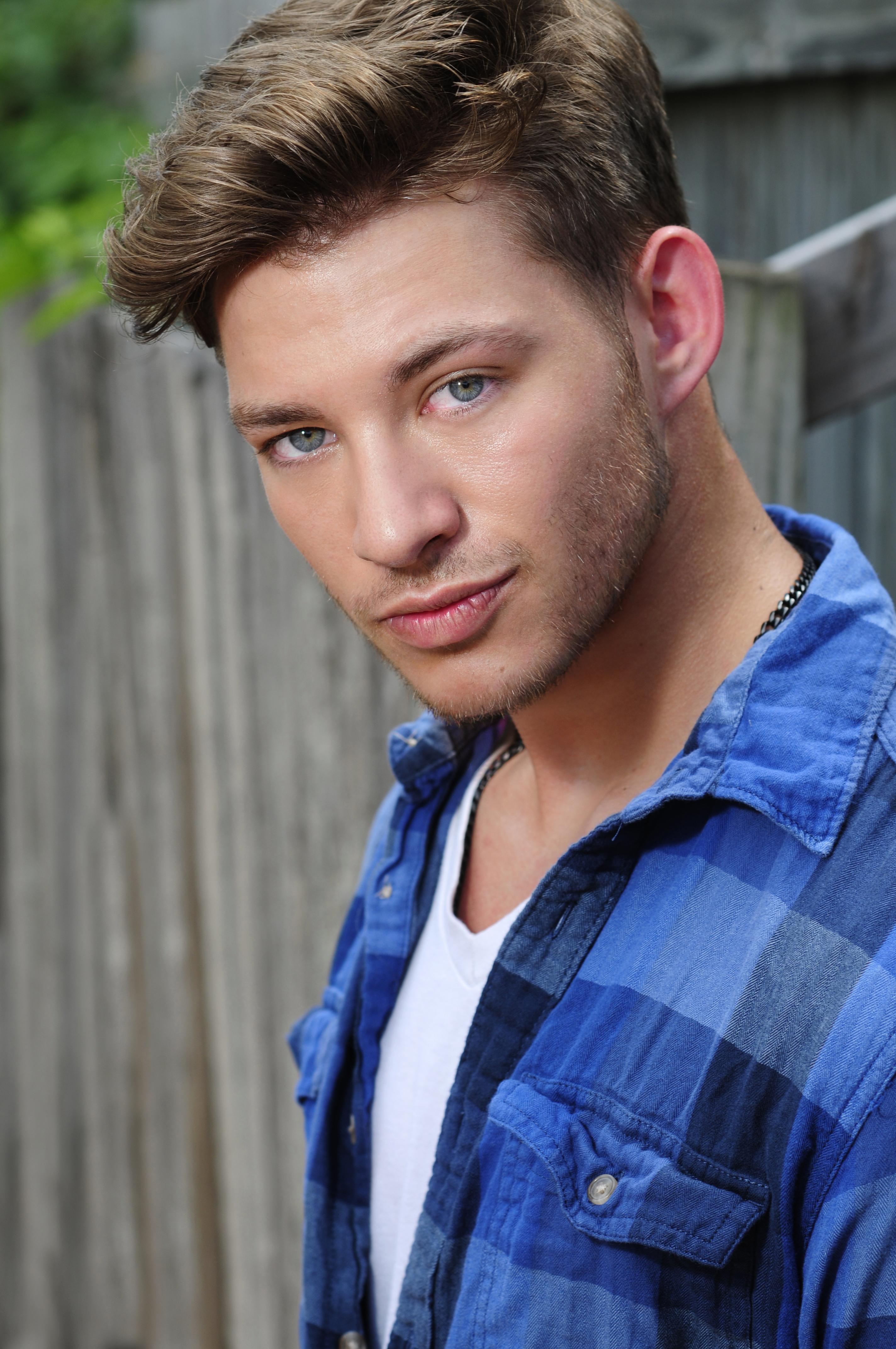 actor Raymond Roberts large photo