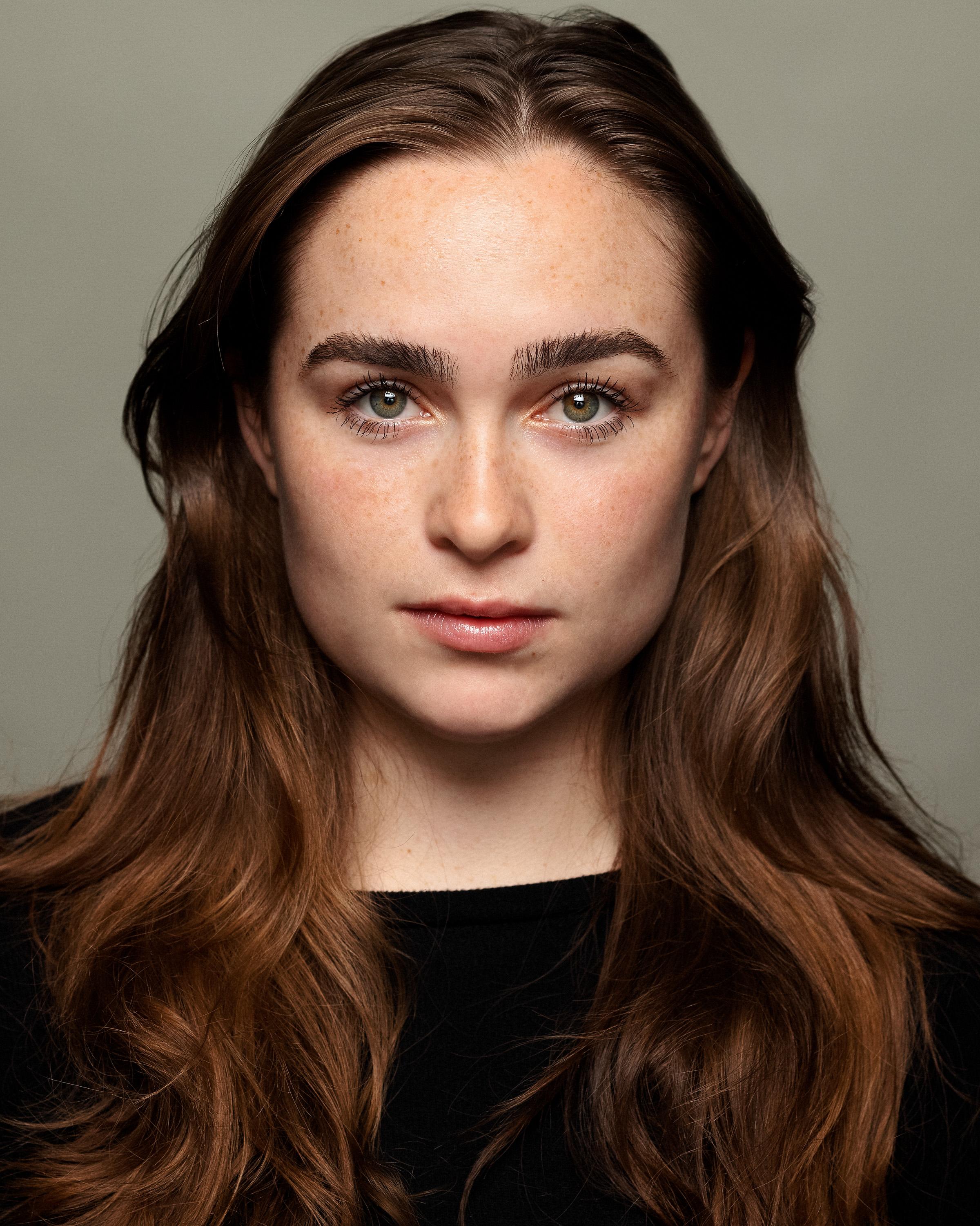 actor Emma Mumford large photo